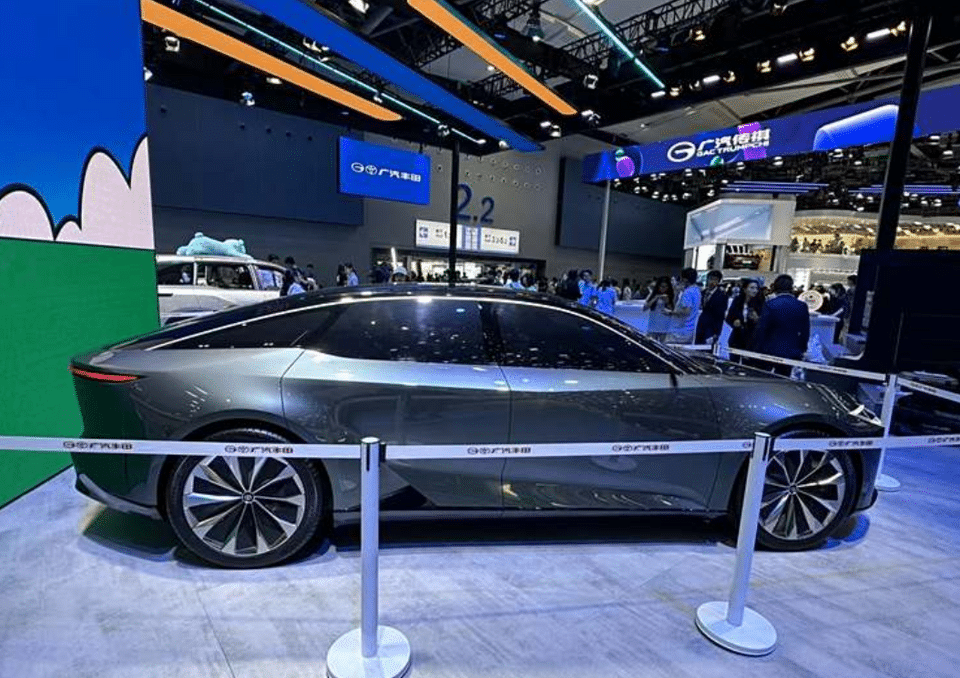 Sedan dien moi cua Toyota dung cung dong co cua BYD hinh anh