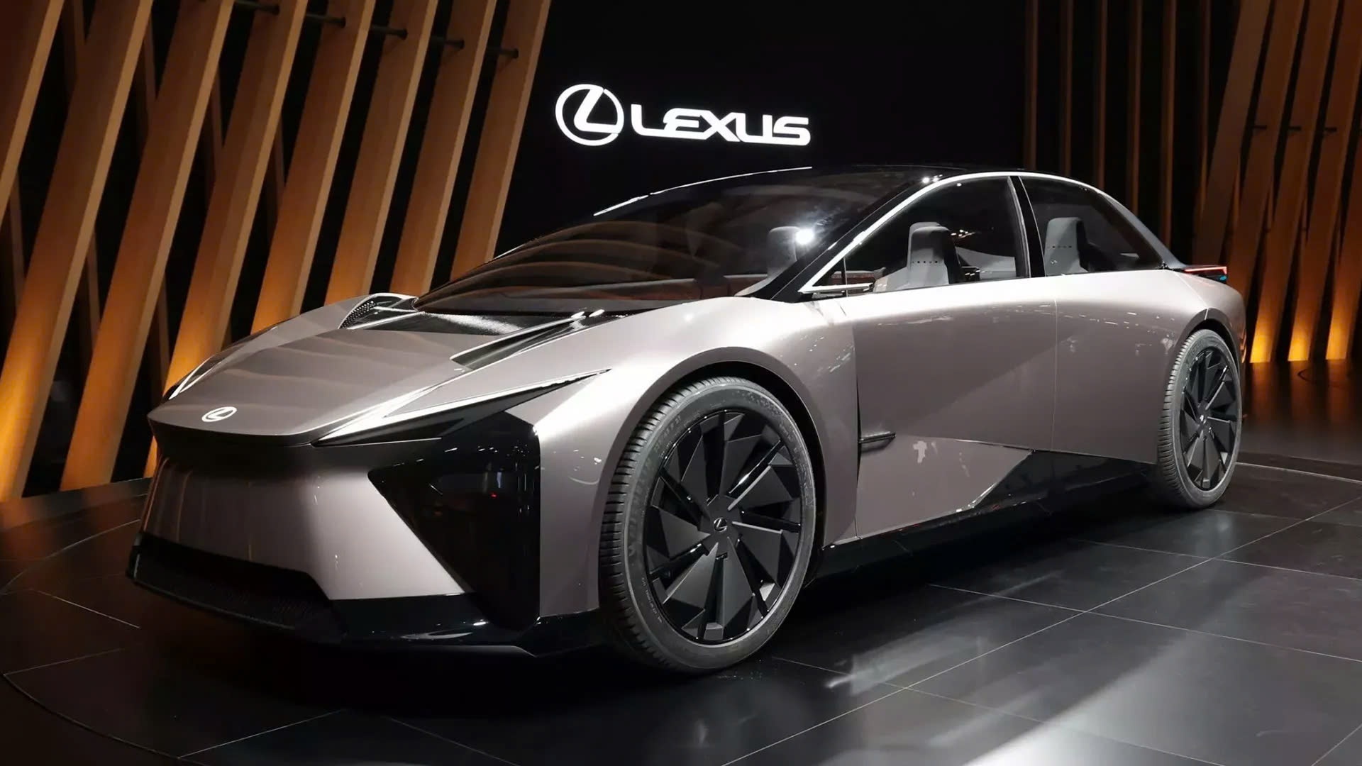 Toyota doi lich ra mat Lexus dien hinh anh