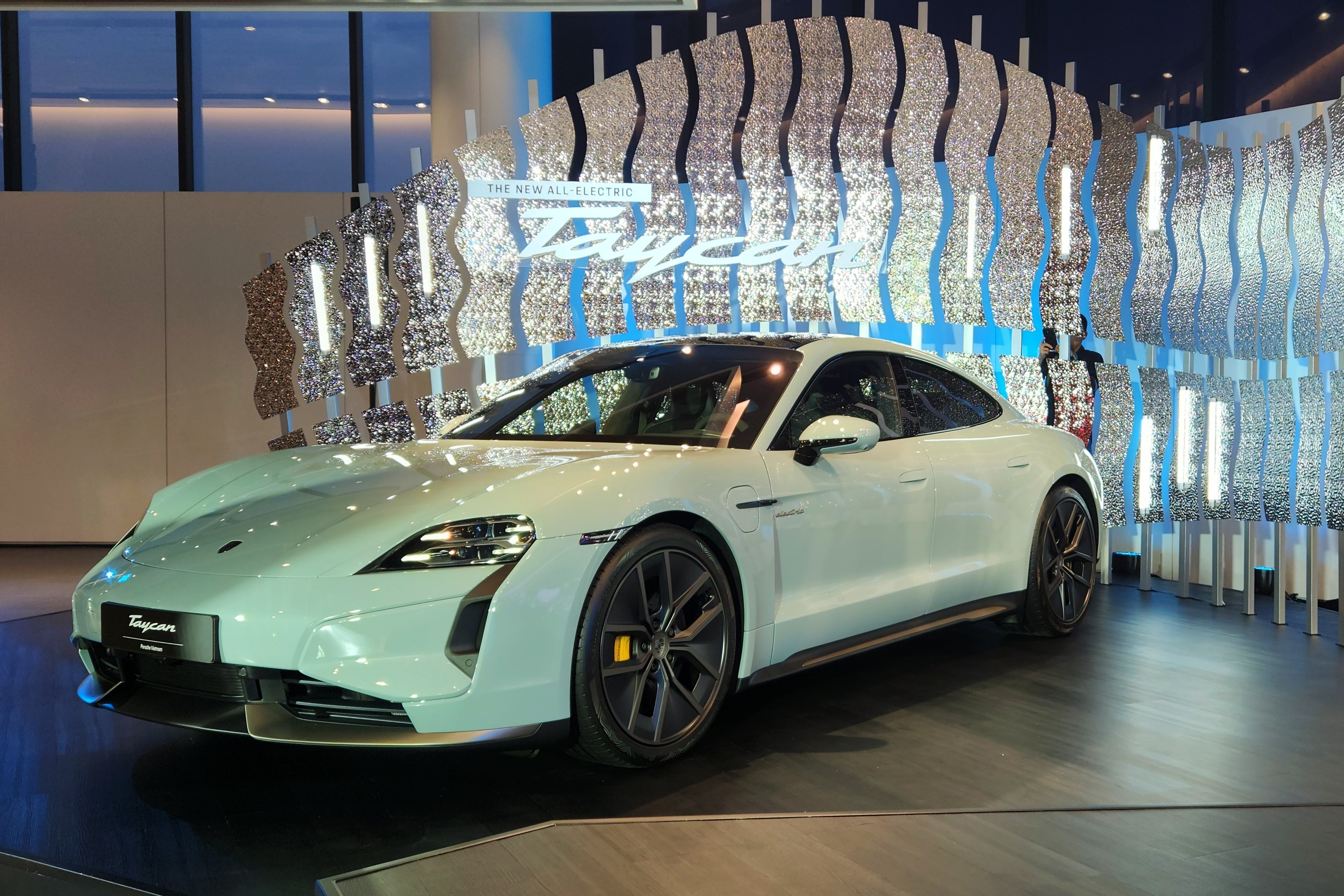 Porsche phai dong cua 30% dai ly o Trung Quoc hinh anh