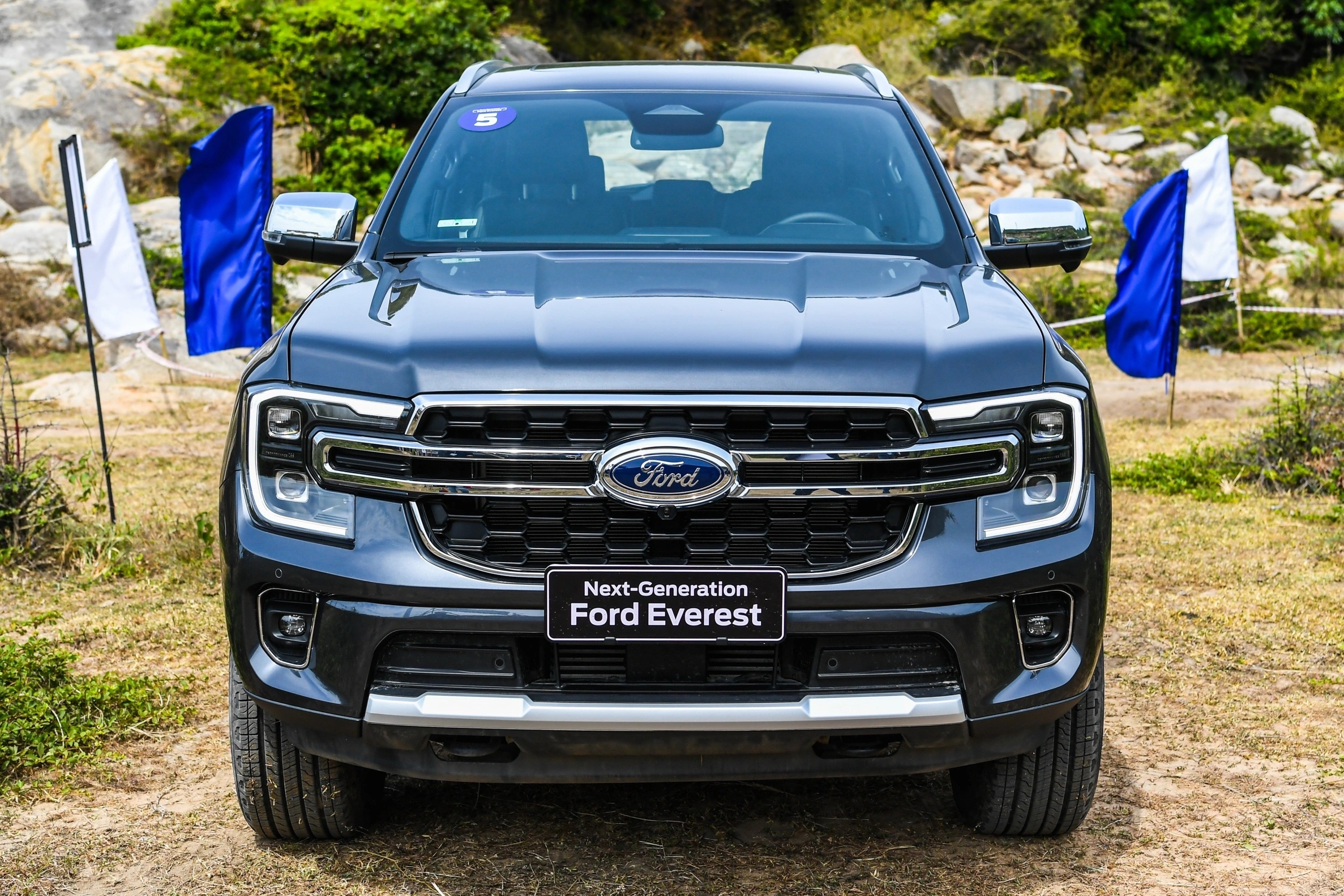 Cuoc dua giua Ford Everest va Hyundai Santa Fe da ha man hinh anh