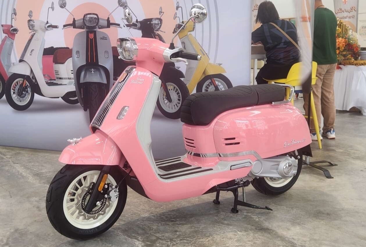 Xe tay ga 'kieu Vespa' xuat hien, gia chua den 2.500 USD hinh anh