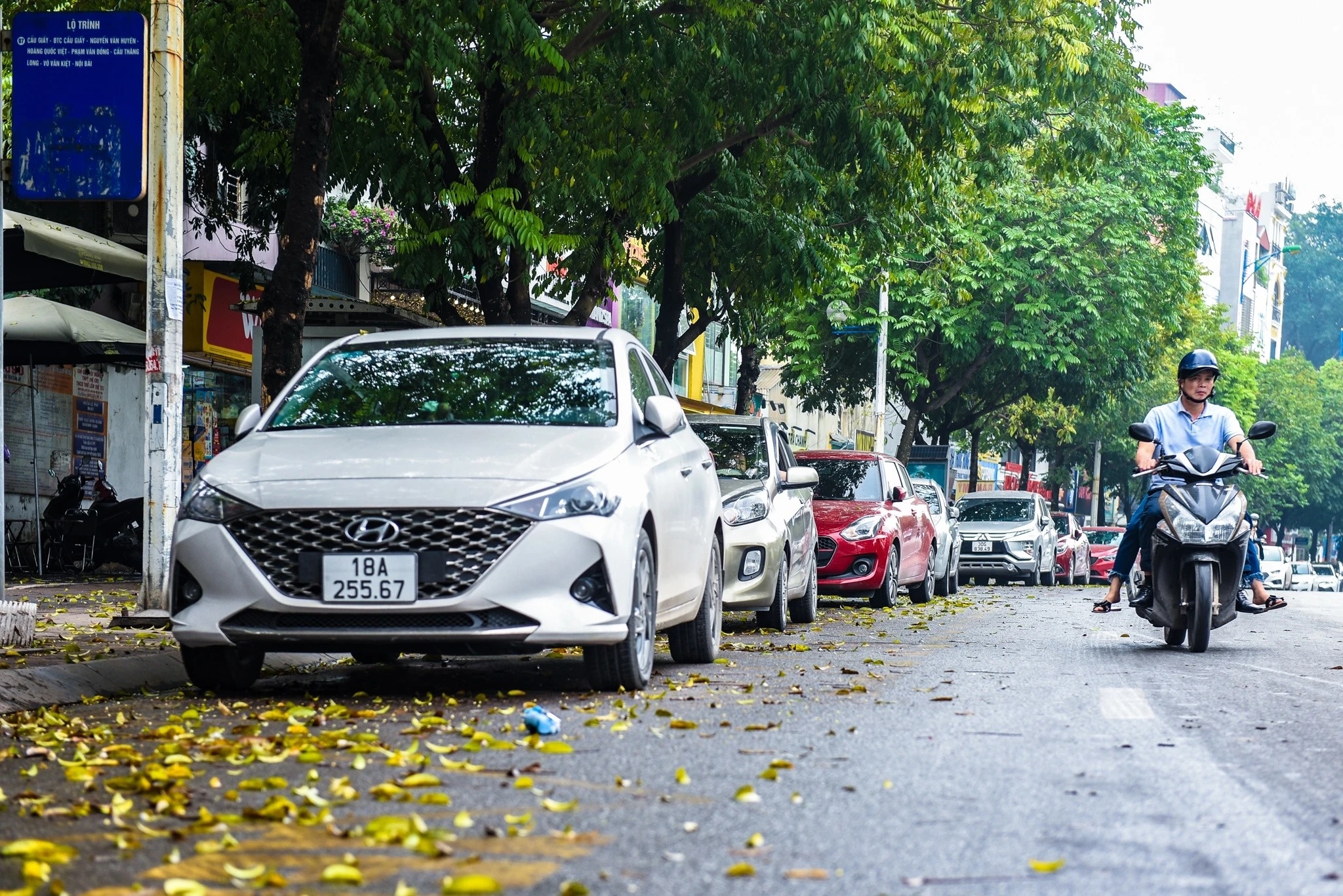 Do xe khong du sat via he, can than bi phat tien trieu hinh anh