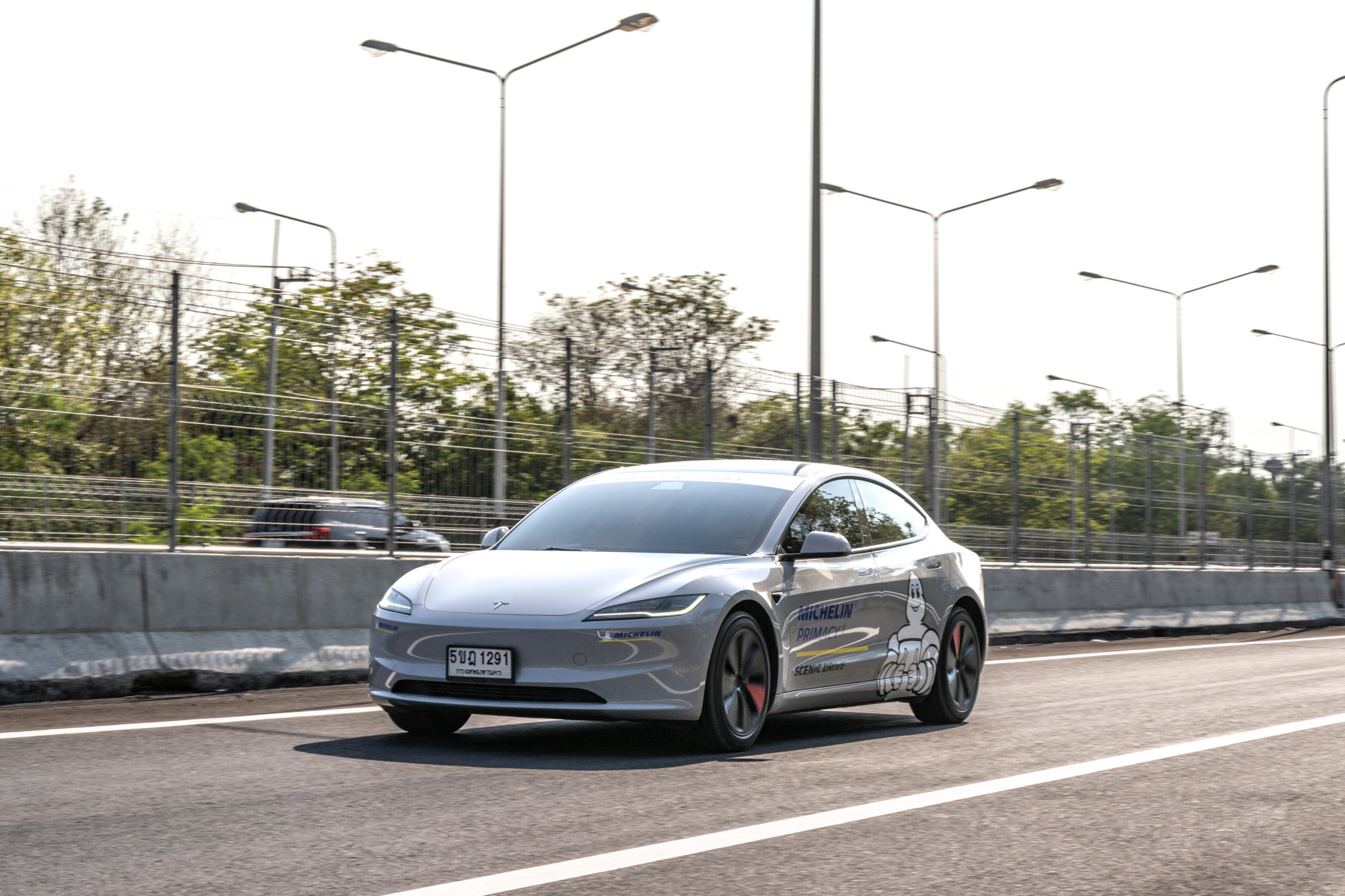 Tesla Model 3 anh 10