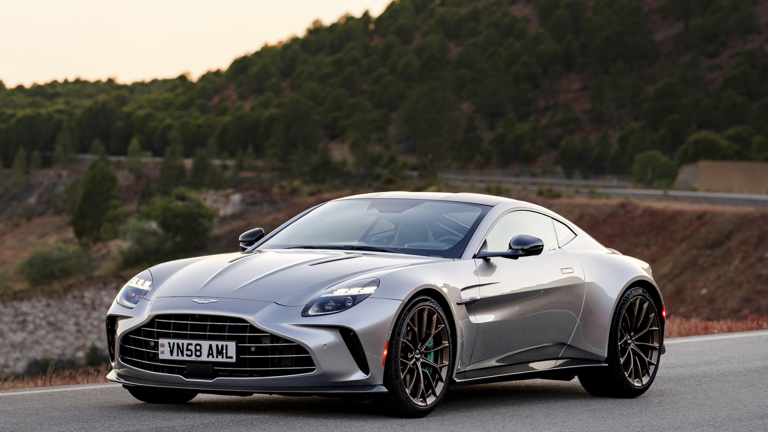 Aston Martin DBX707 anh 1