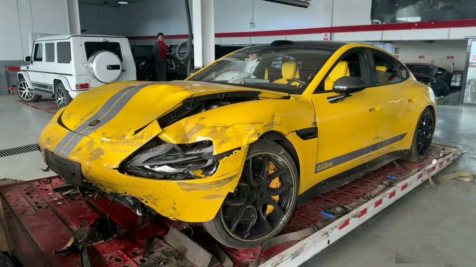 Xiaomi SU7 Ultra 'nat' dau khi gap nan tren duong dua hinh anh