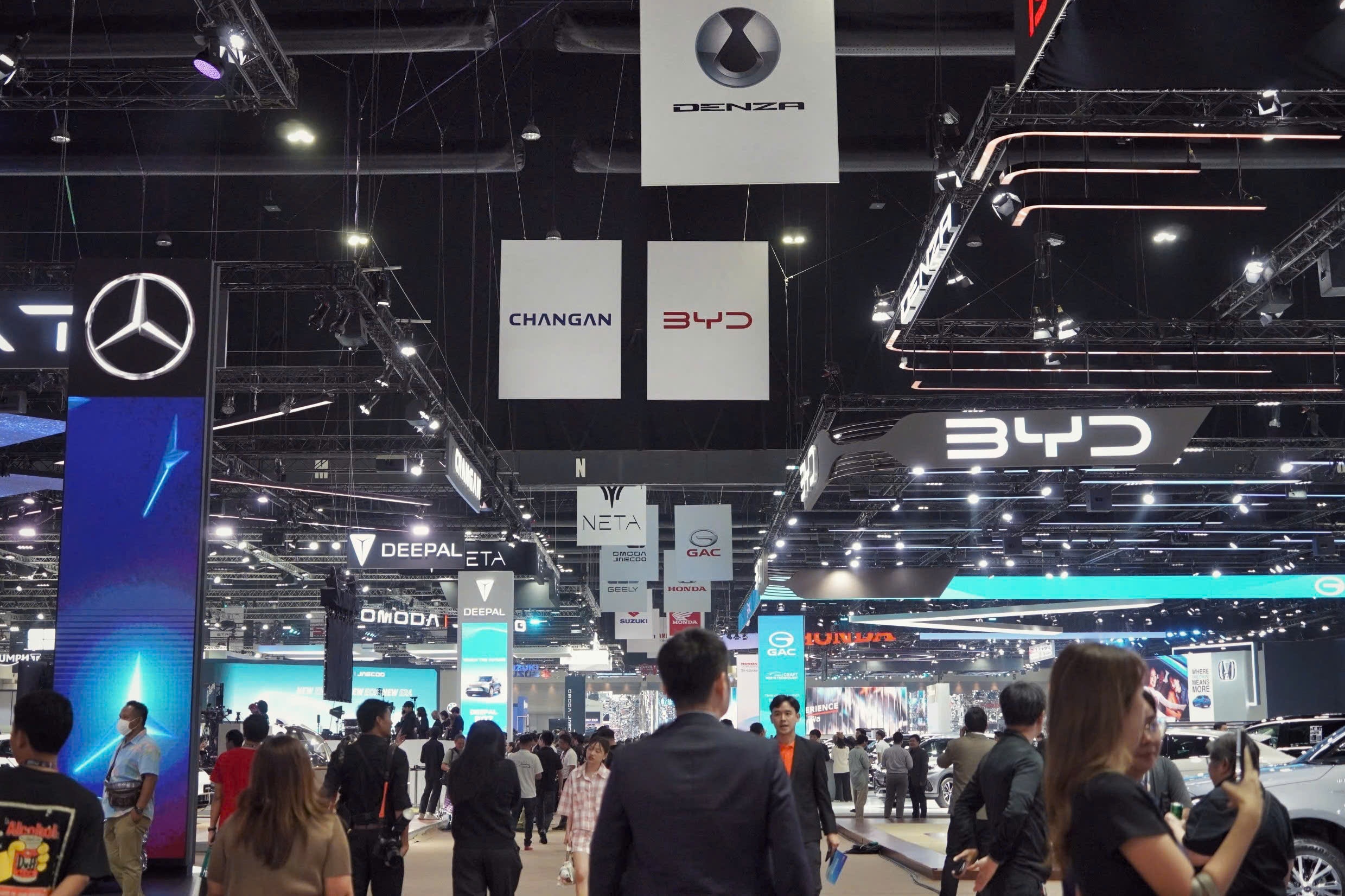 Hang xe xanh Trung Quoc nao dang ban chay tai thj truong ty dan? hinh anh