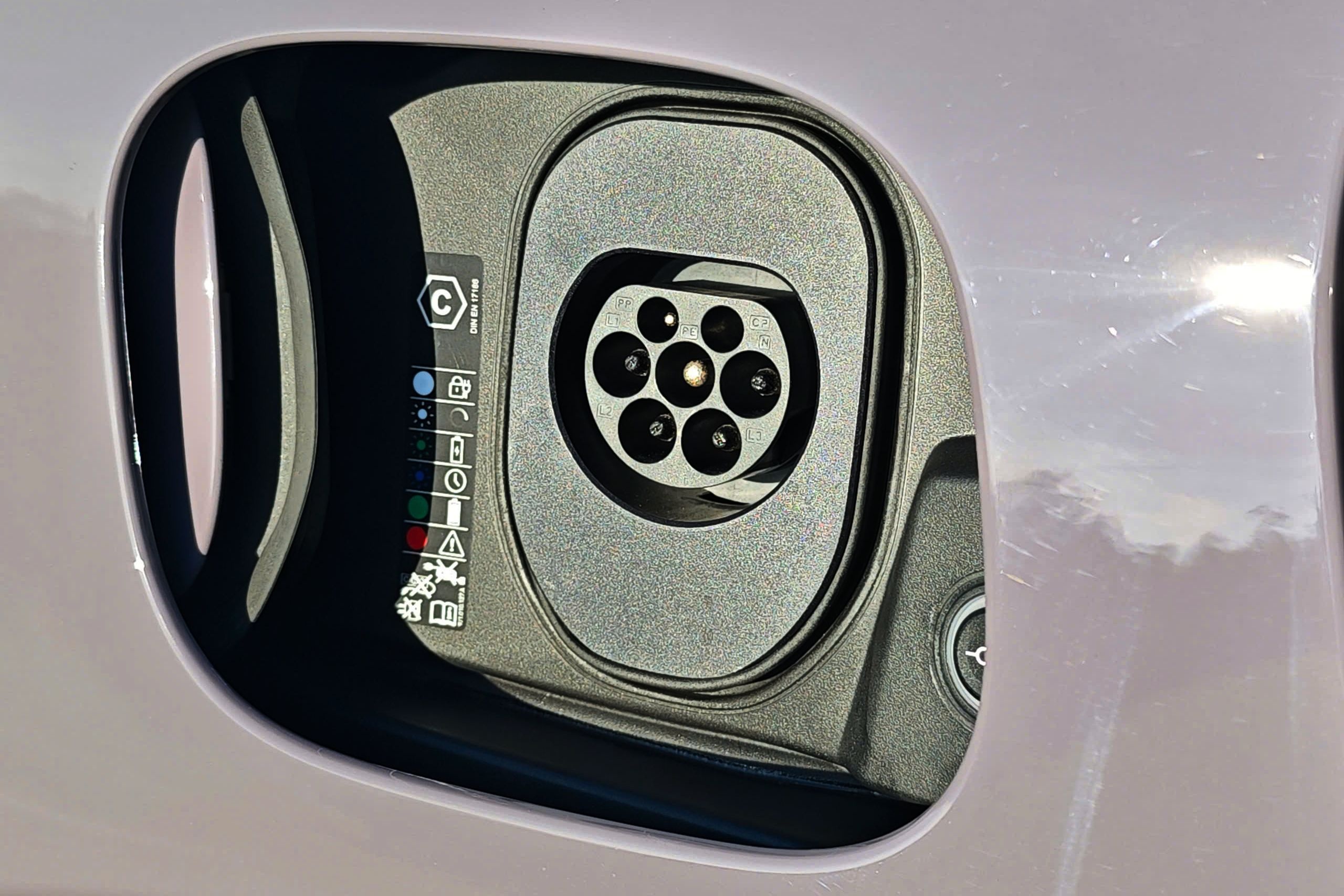 Porsche Macan 4 EV anh 5