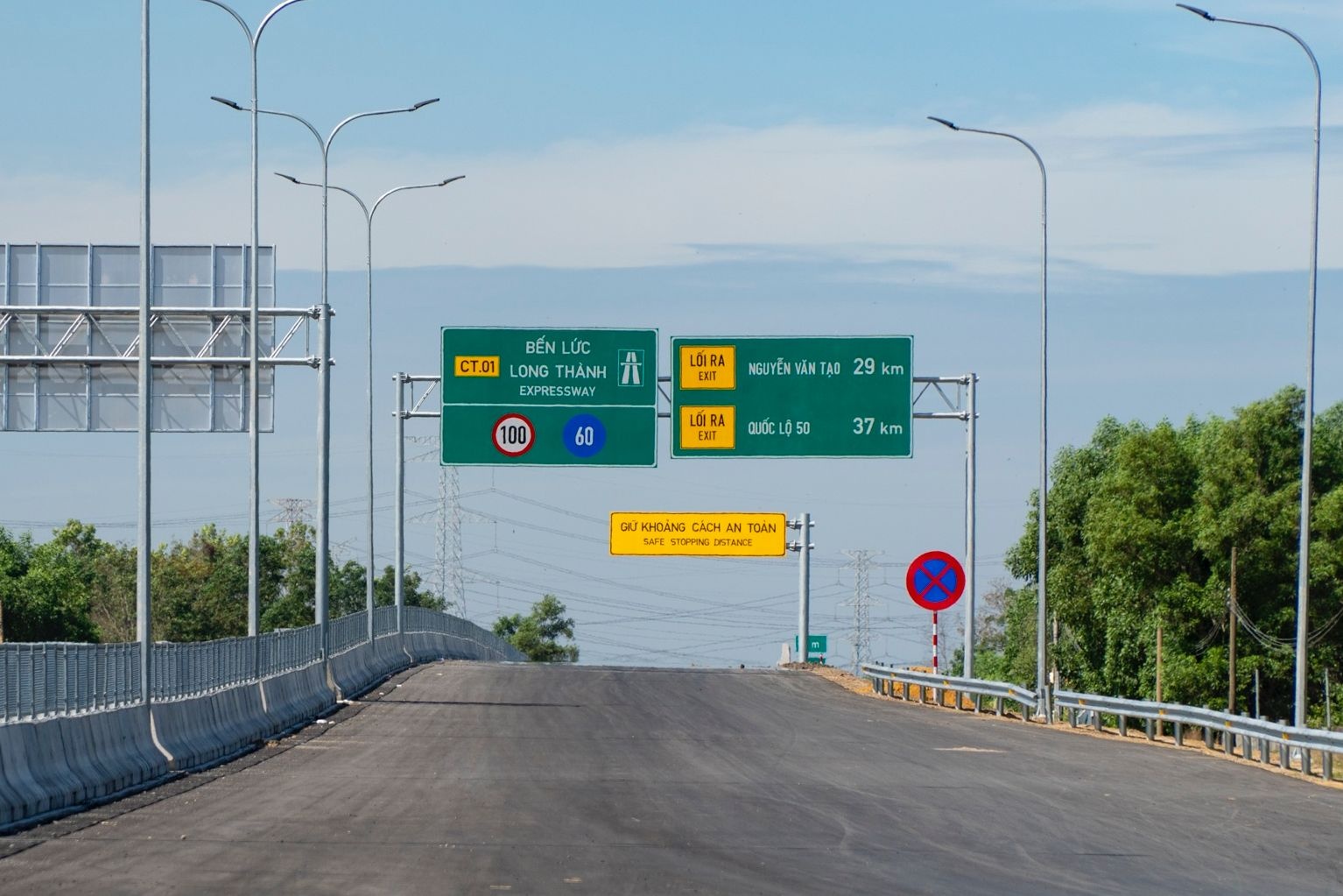 Nhung bien bao xuat hien tren cao toc ma lai moi thuong chu quan hinh anh