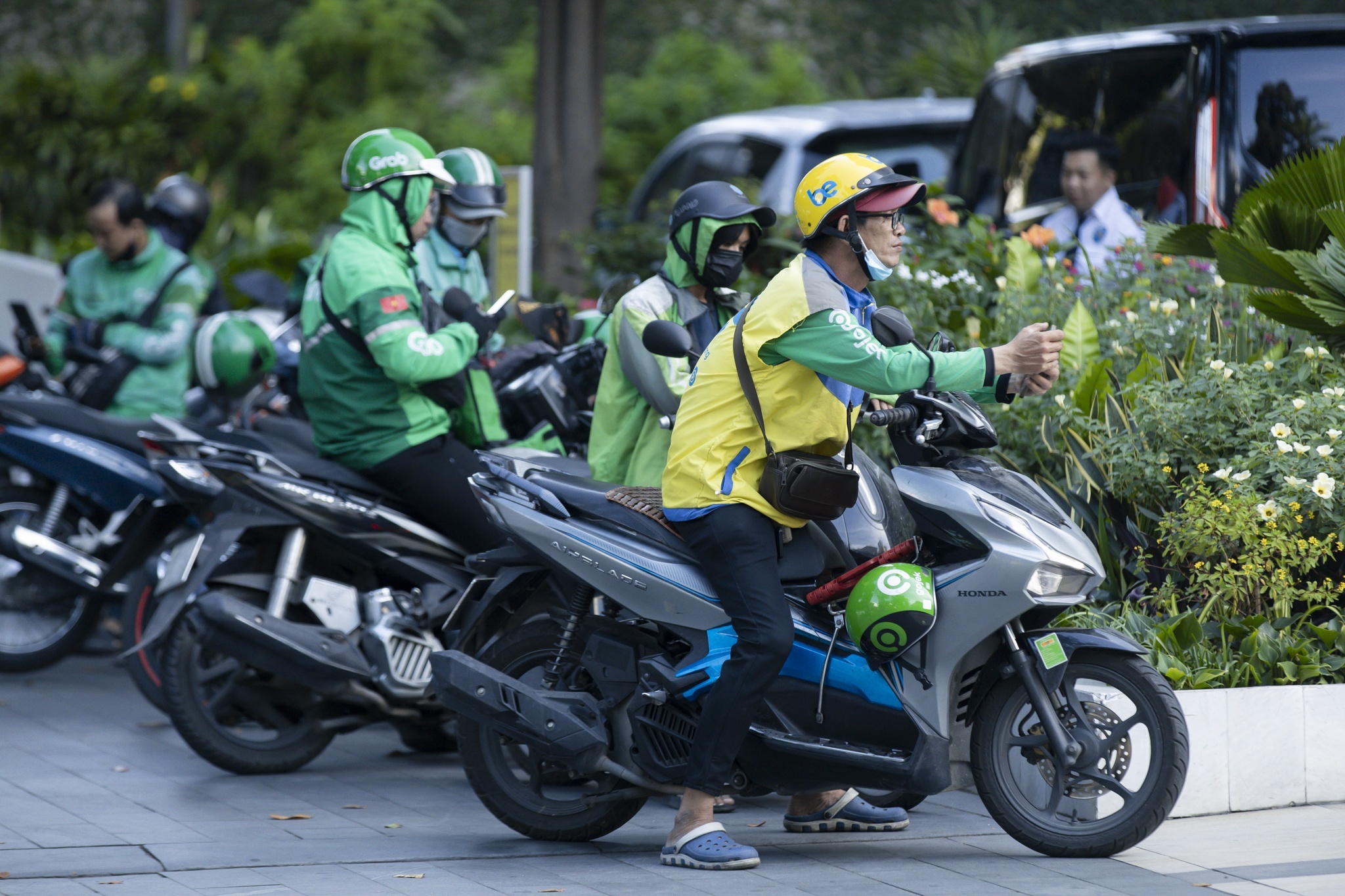 Cuoc dua dien hoa cua nha san xuat xe may va hang 'xe om' cong nghe hinh anh