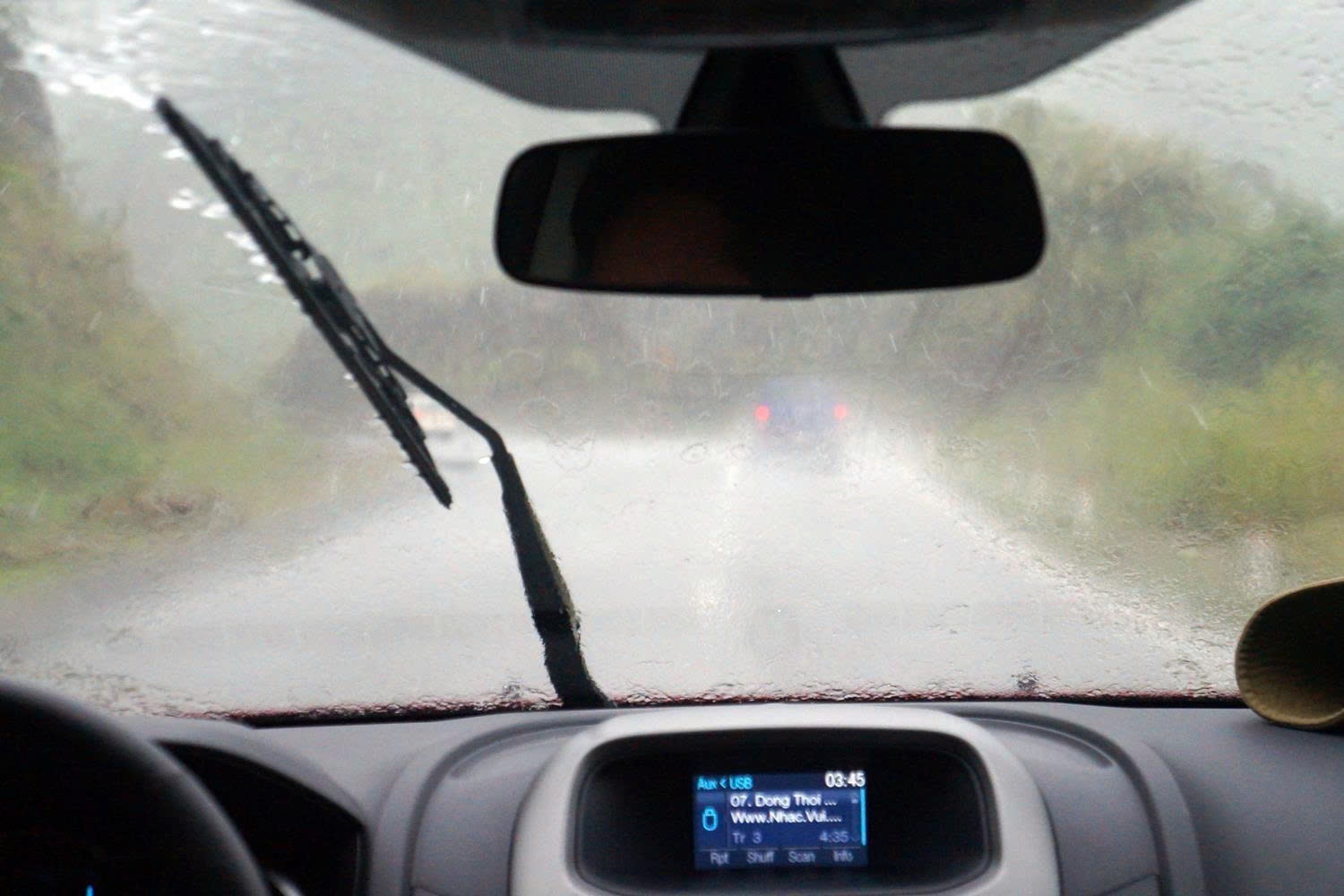 Troi mua lon, nen mo hay tat den Hazard? hinh anh