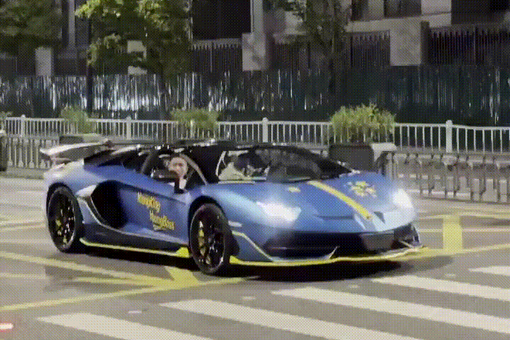Hoàng Tử Thao cầm lái Lamborghini Aventador SVJ 63 Roadster dạo phố