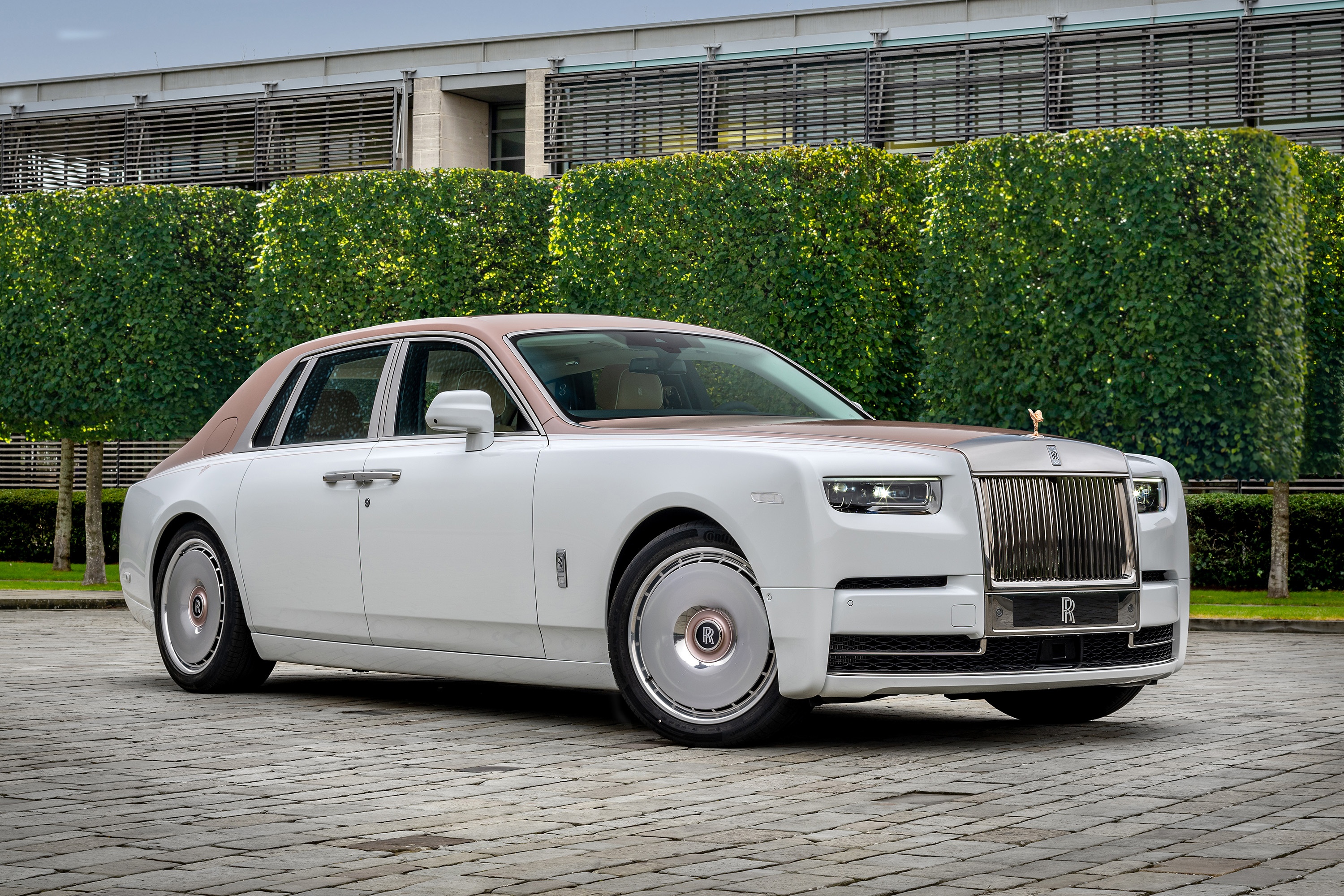 Con trai mua Rolls-Royce Phantom ban 'theu ren' dac biet tang bo hinh anh