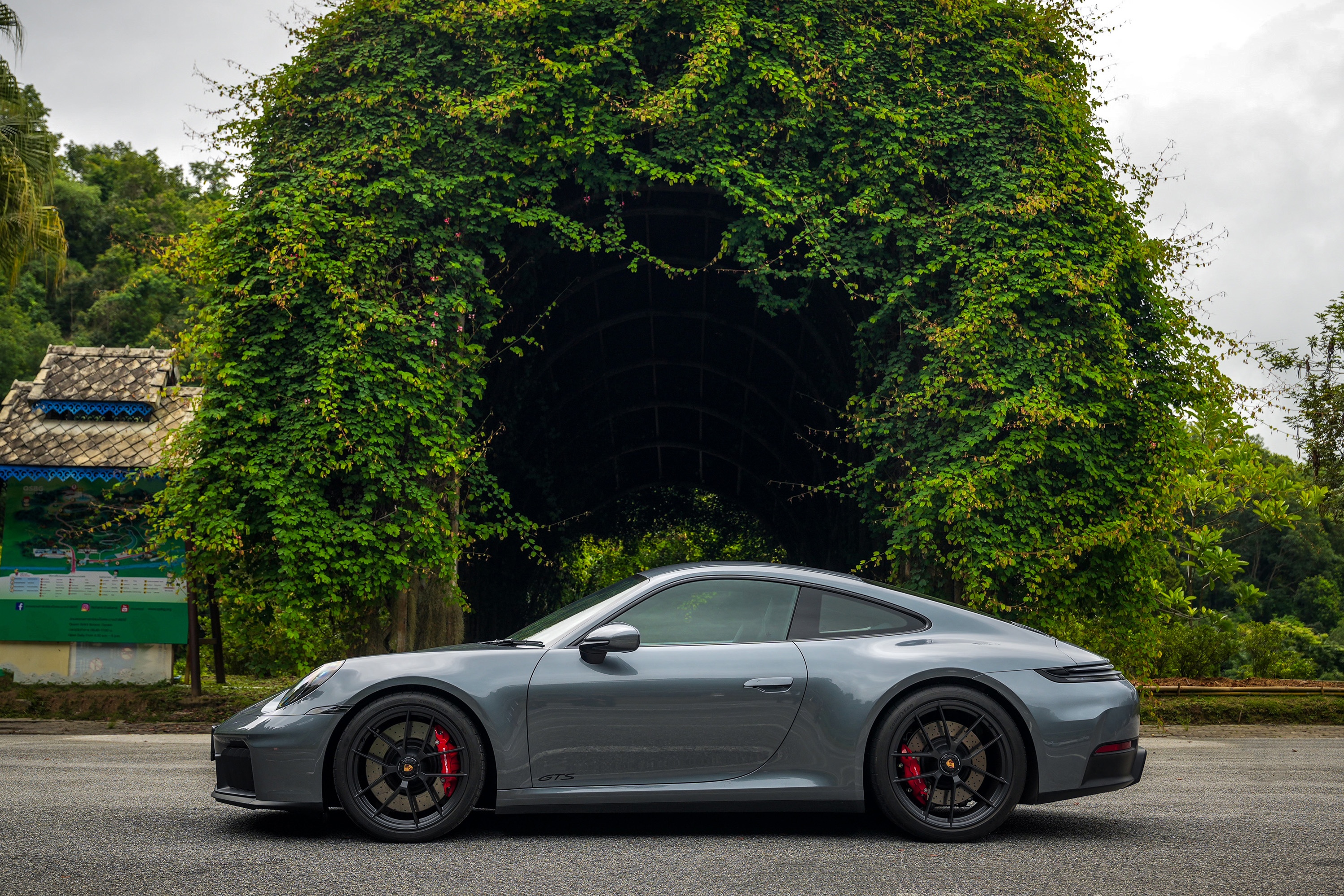 Porsche 911 GTS anh 16