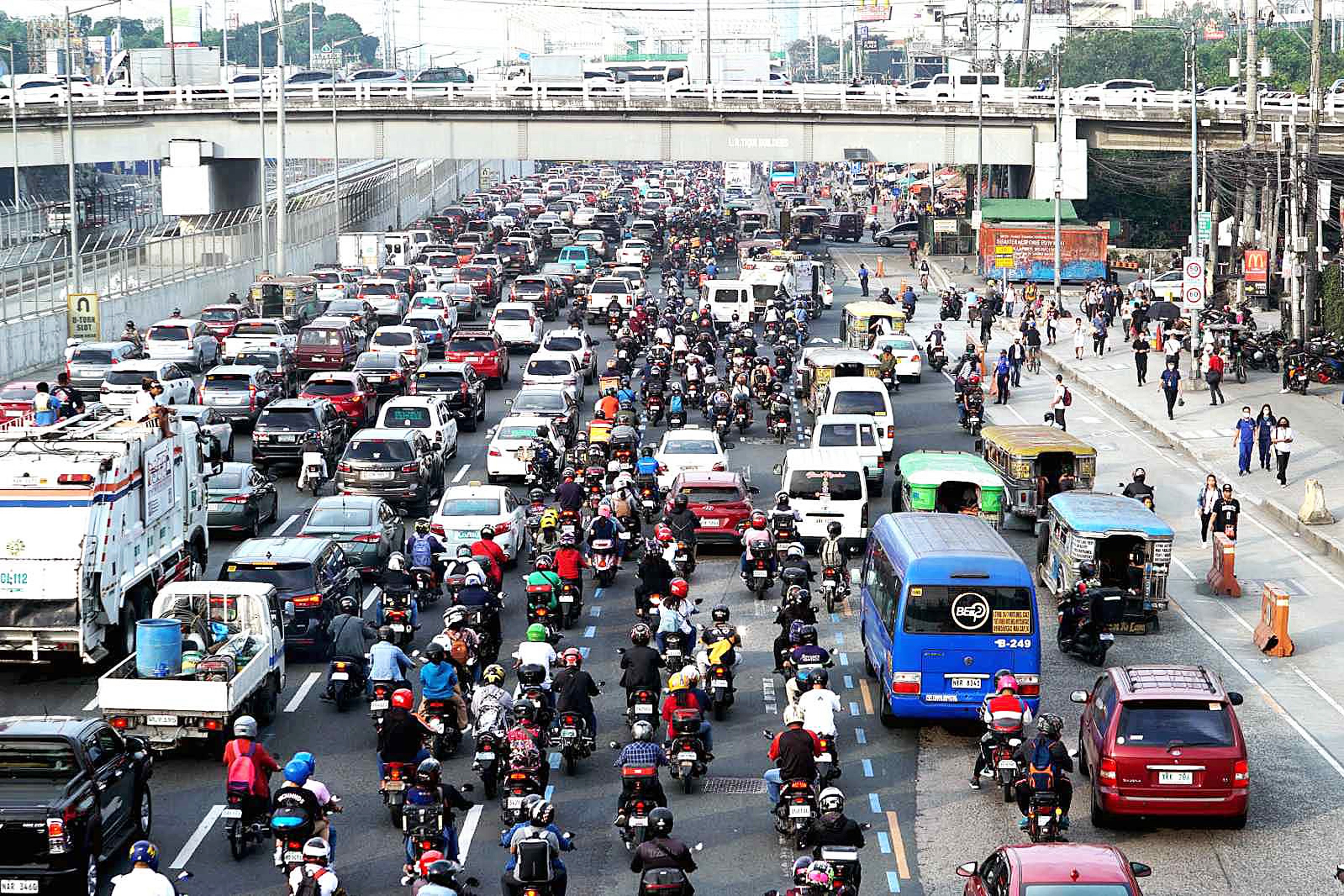 Cac nuoc tren the gioi da han che xe xang nhu the nao? hinh anh