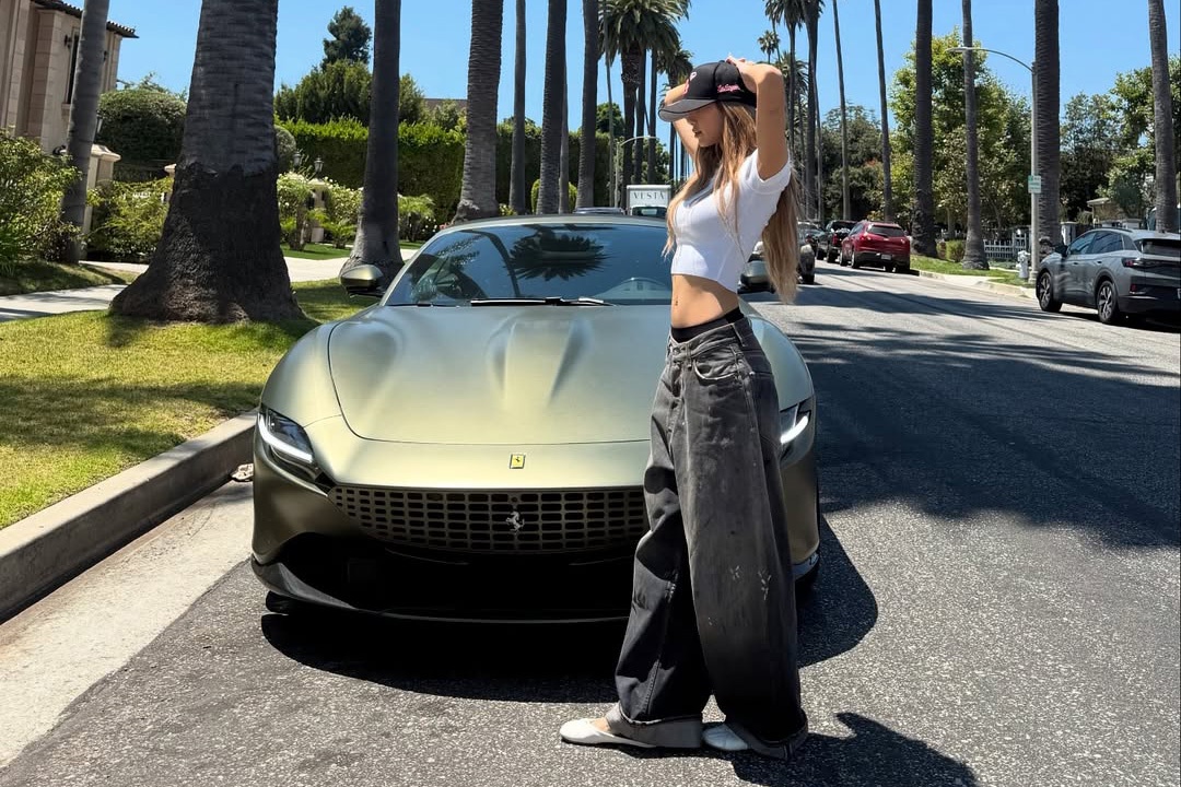 Lisa BlackPink 'tha dang' cung sieu xe Ferrari Roma Spyder hinh anh