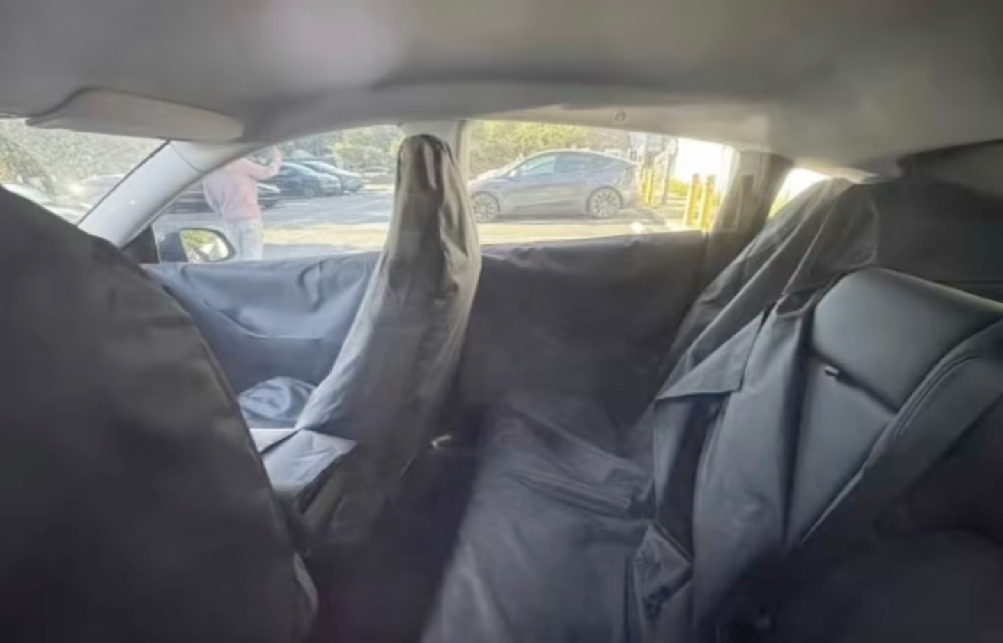 Tesla Model Y gia re anh 3