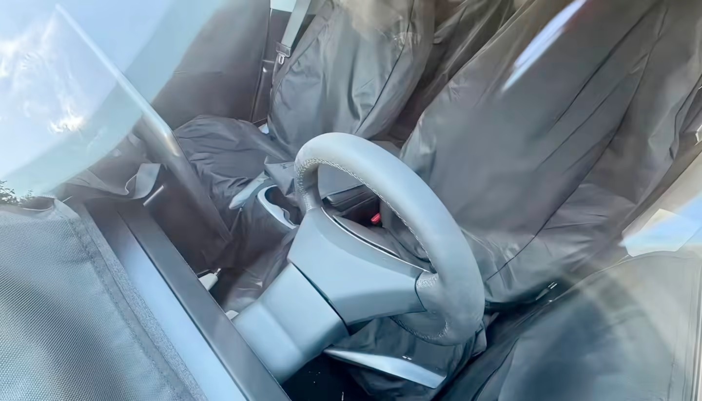 Tesla Model Y gia re anh 4