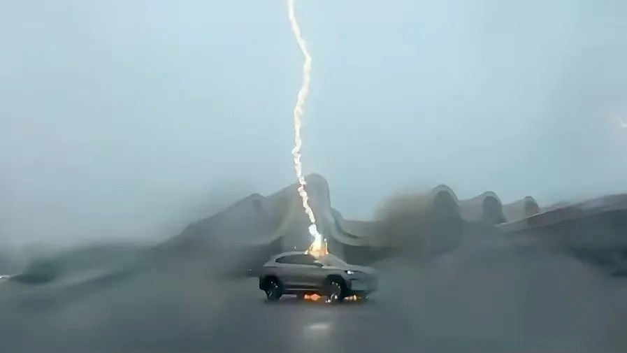 Xe dien bi set danh lien tuc 3 lan se ra sao? hinh anh