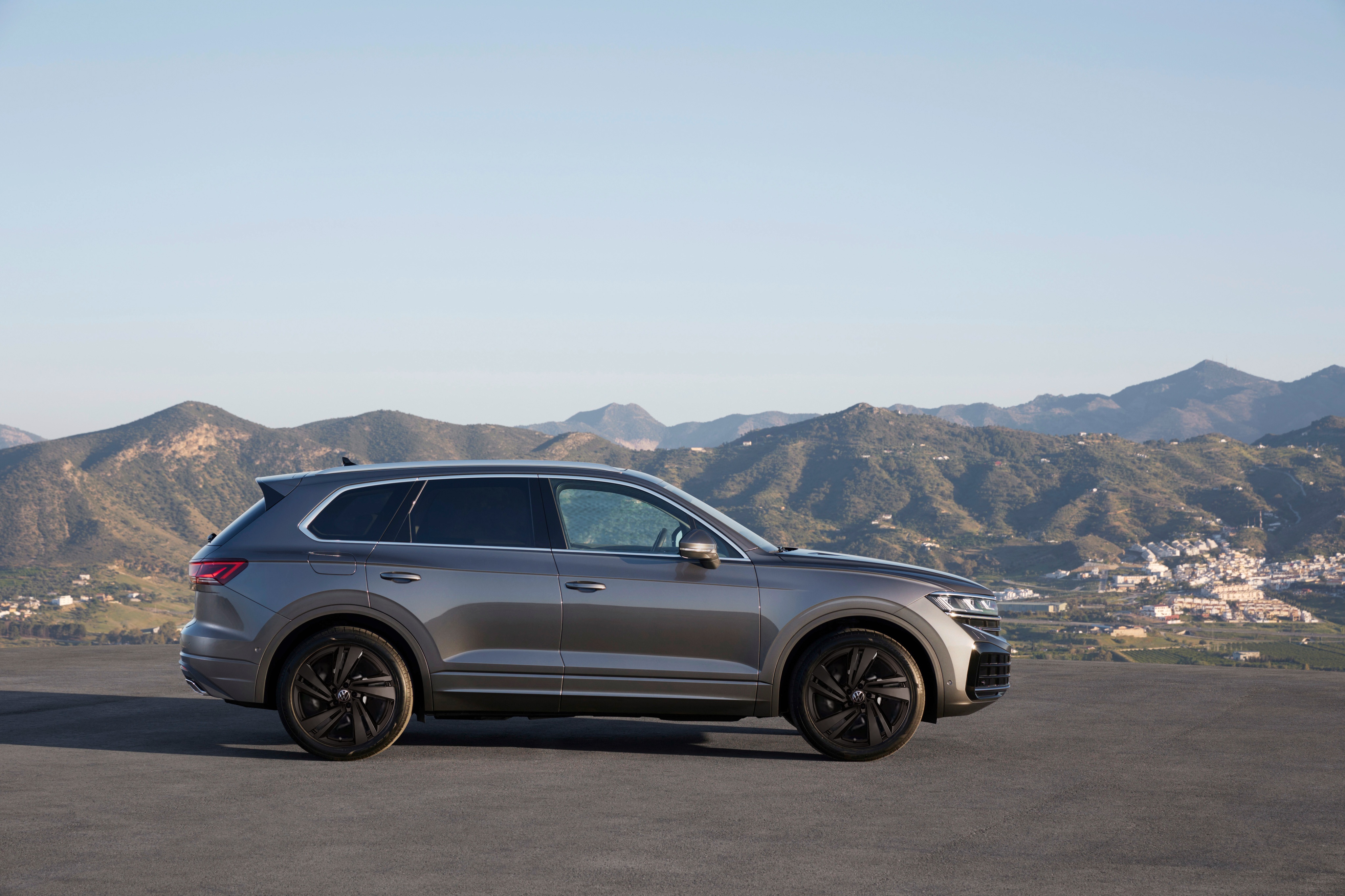 Volkswagen Touareg 2025 anh 2