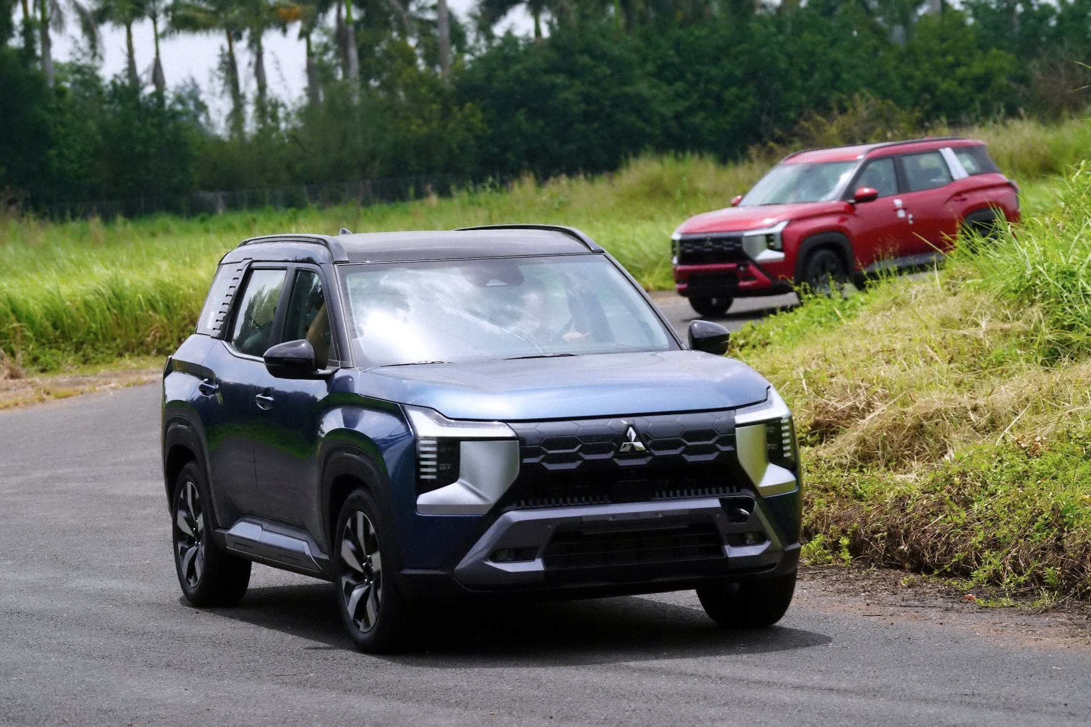 Con mua tan binh mua cuoi nam, oto nao du suc bung no? hinh anh