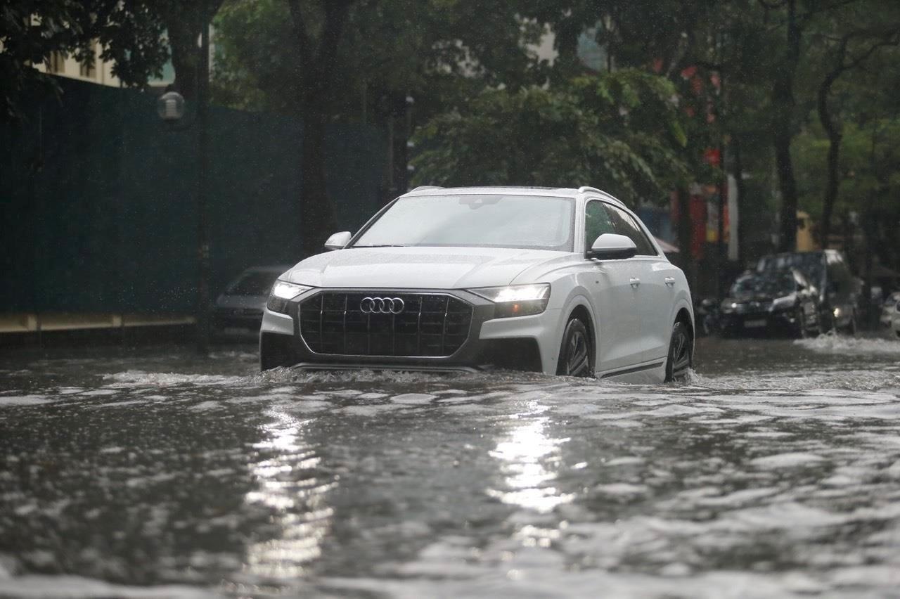 Ha Noi mua lon, mang xa hoi chia se nhau vung ngap nuoc hinh anh