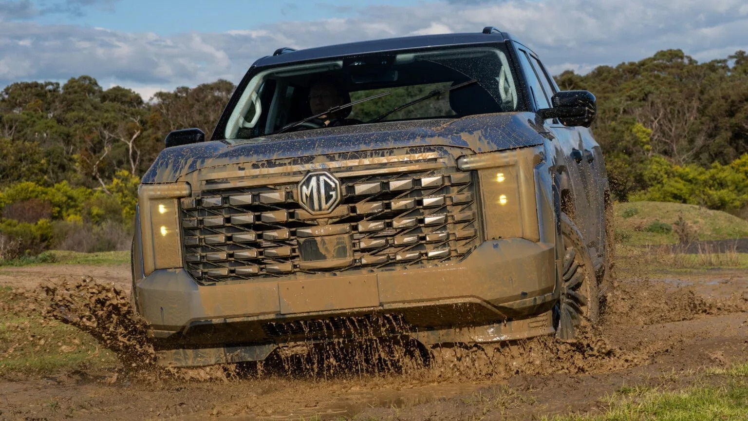 MG ra mat ban tai dau Toyota Hilux, Ford Ranger hinh anh