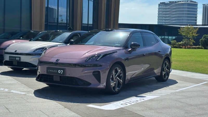 Lynk & Co 07 EM-P ban nang cap ra mat, gia duoi 20.000 USD hinh anh