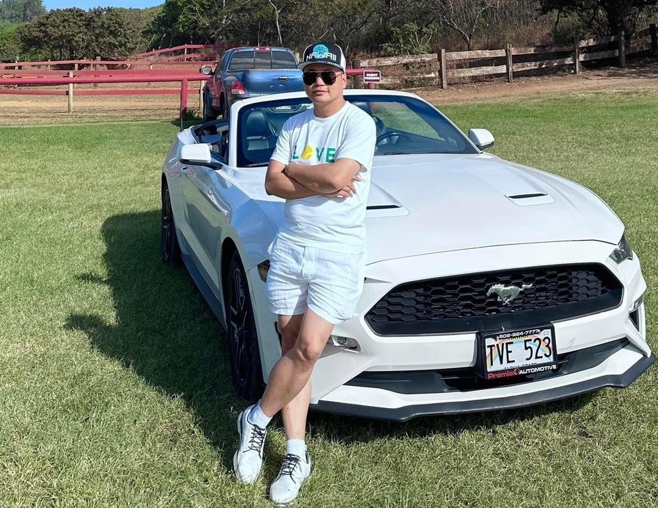 Loat xe sang tung xuat hien cung Shark Binh, co ca sieu xe loi nuoc hinh anh