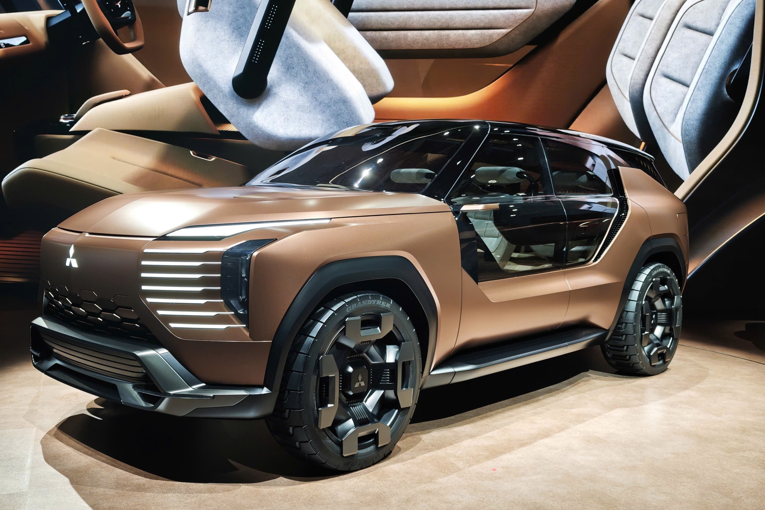 Mitsubishi lam SUV plug-in hybrid, thiet ke giong Destinator? hinh anh