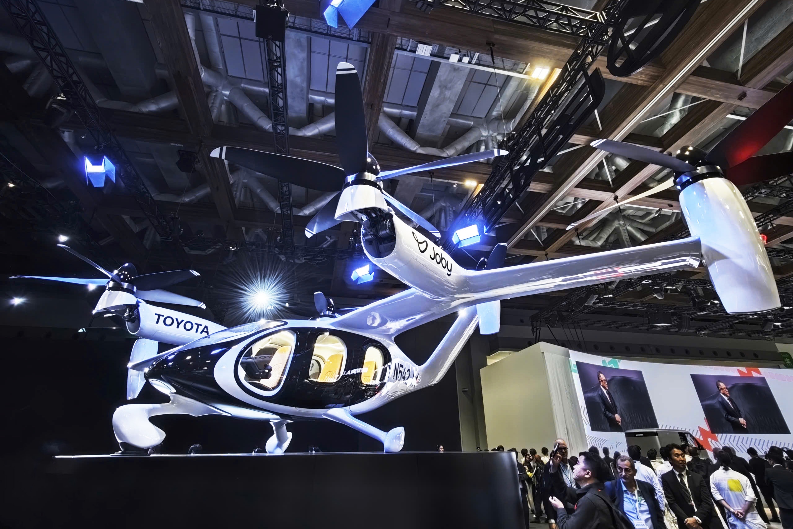 Ngam nhin 'may bay dien' sap mo ban cua Toyota hinh anh