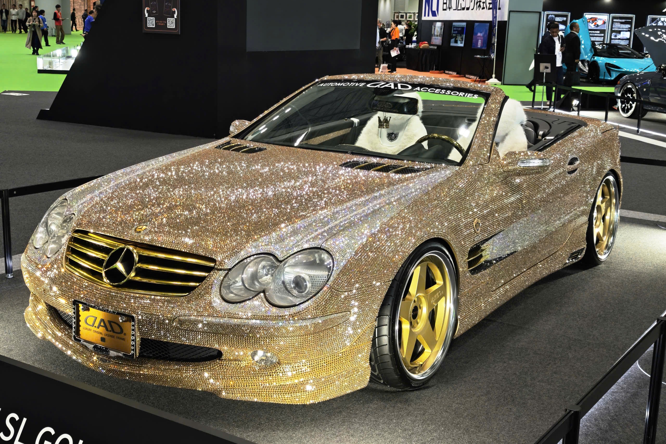 Xe sang Mercedes-Benz dinh hon 300.000 vien pha le trong the nao? hinh anh