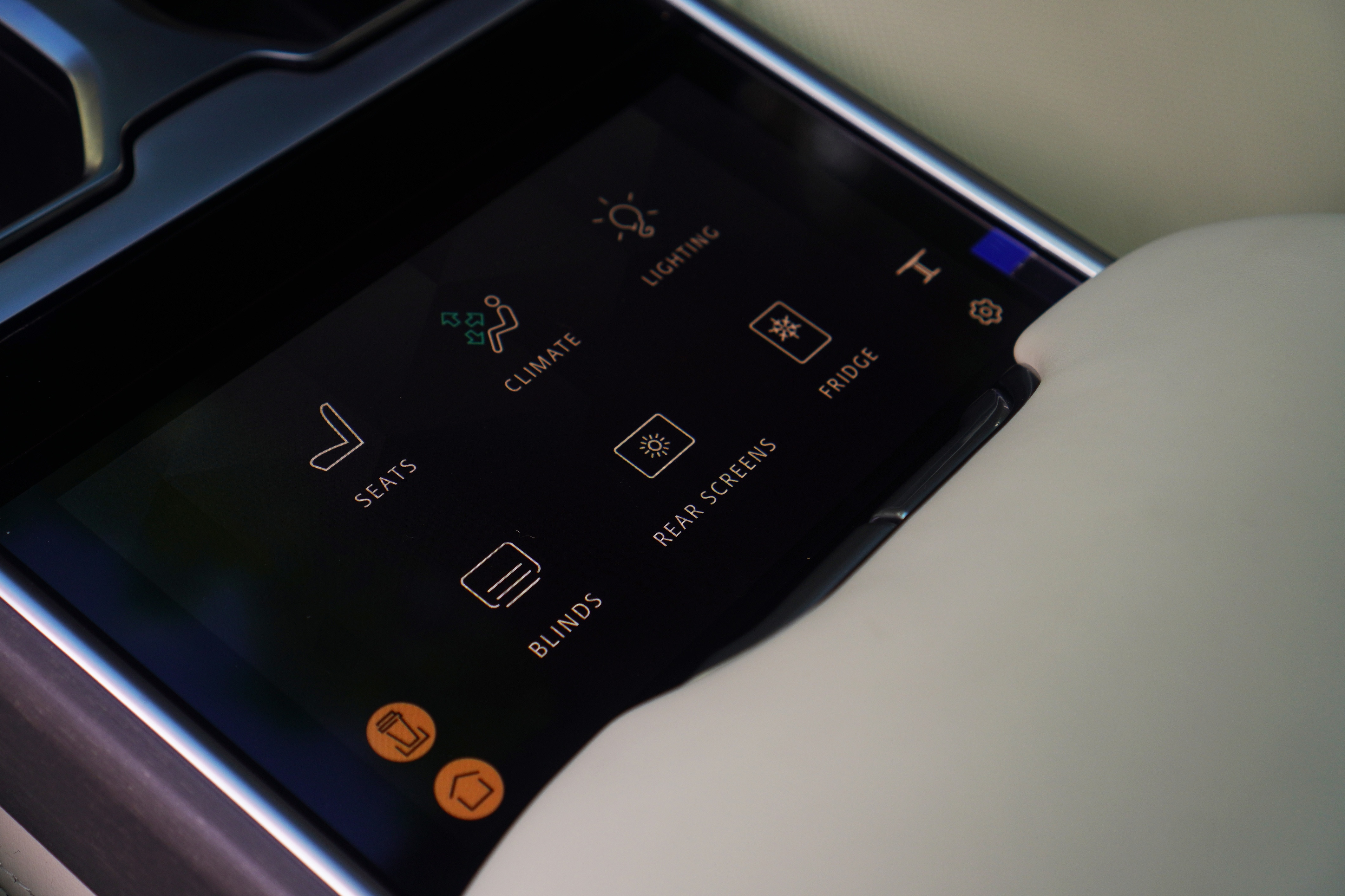 Range Rover SV PHEV anh 11