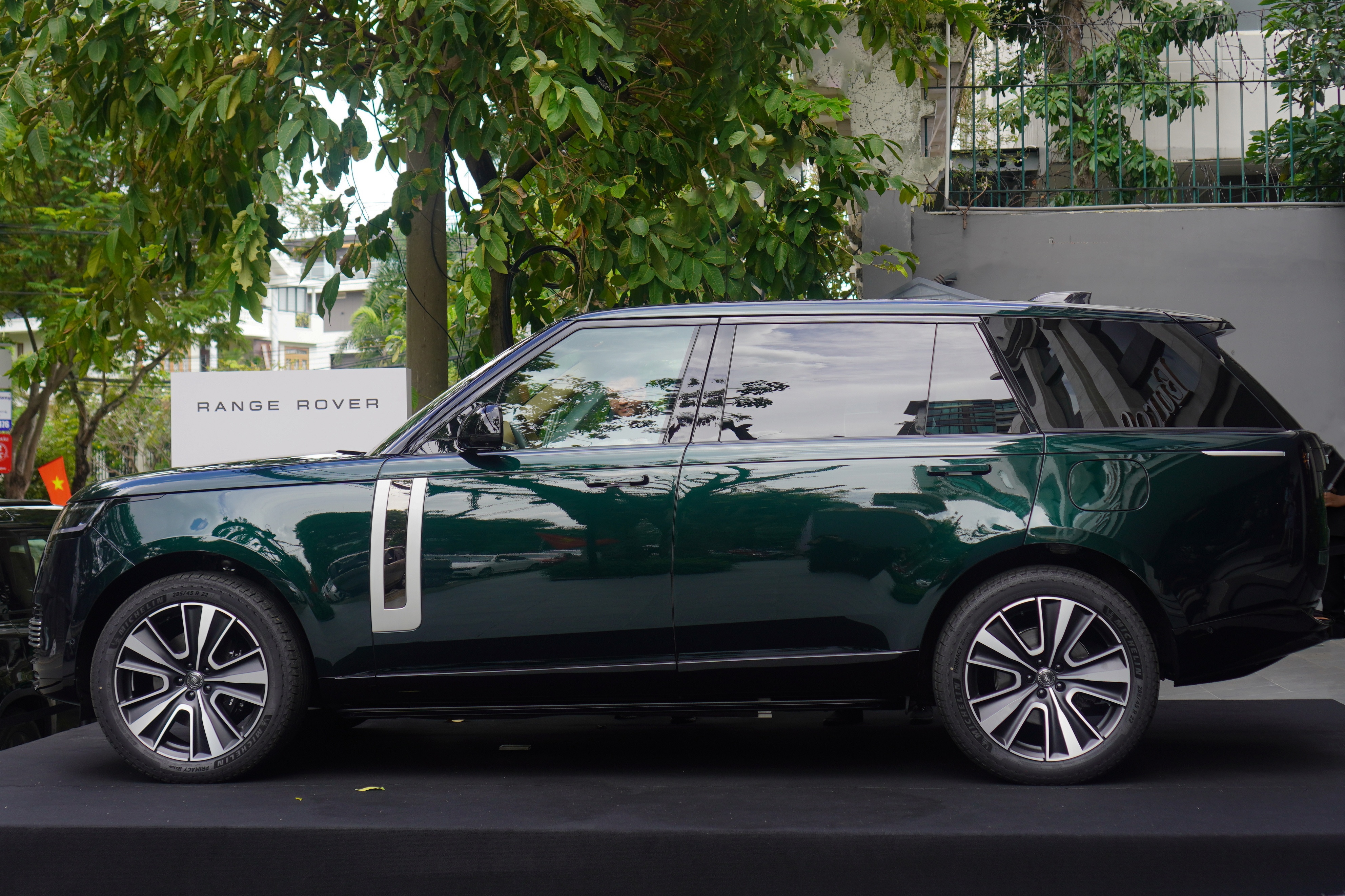 Range Rover SV PHEV anh 2