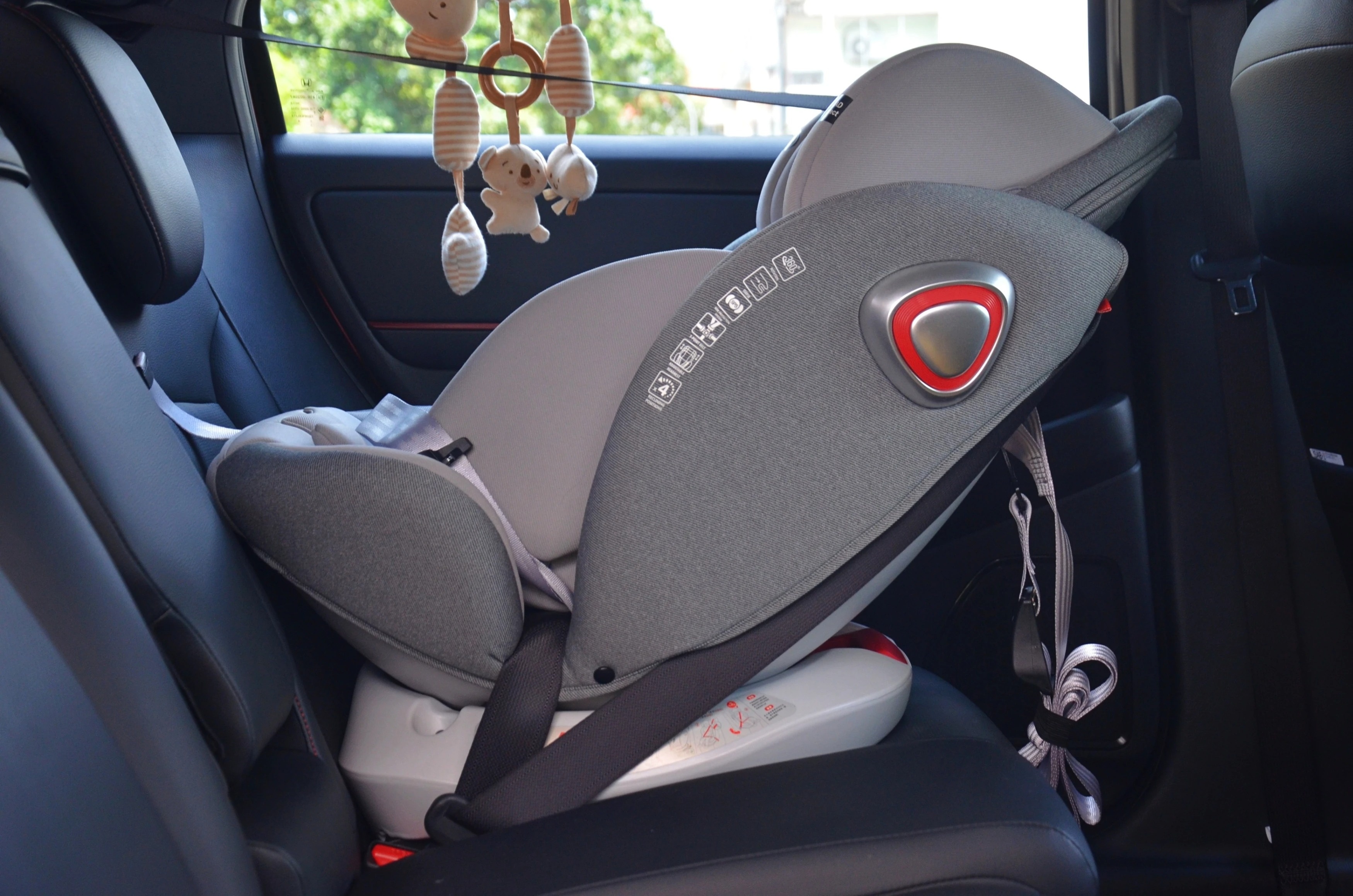 Ghe tre em bat buoc cho tre - quy dinh van minh nhung con rao can hinh anh