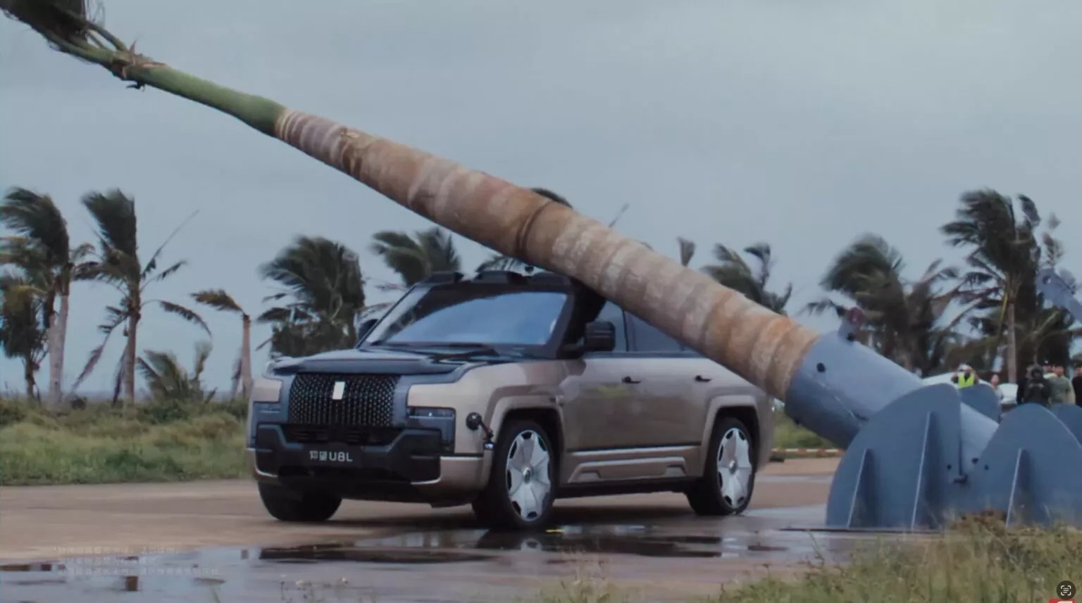 Thu nghiem cay do vao than xe de khoe do cung cua Yangwang U8 hinh anh