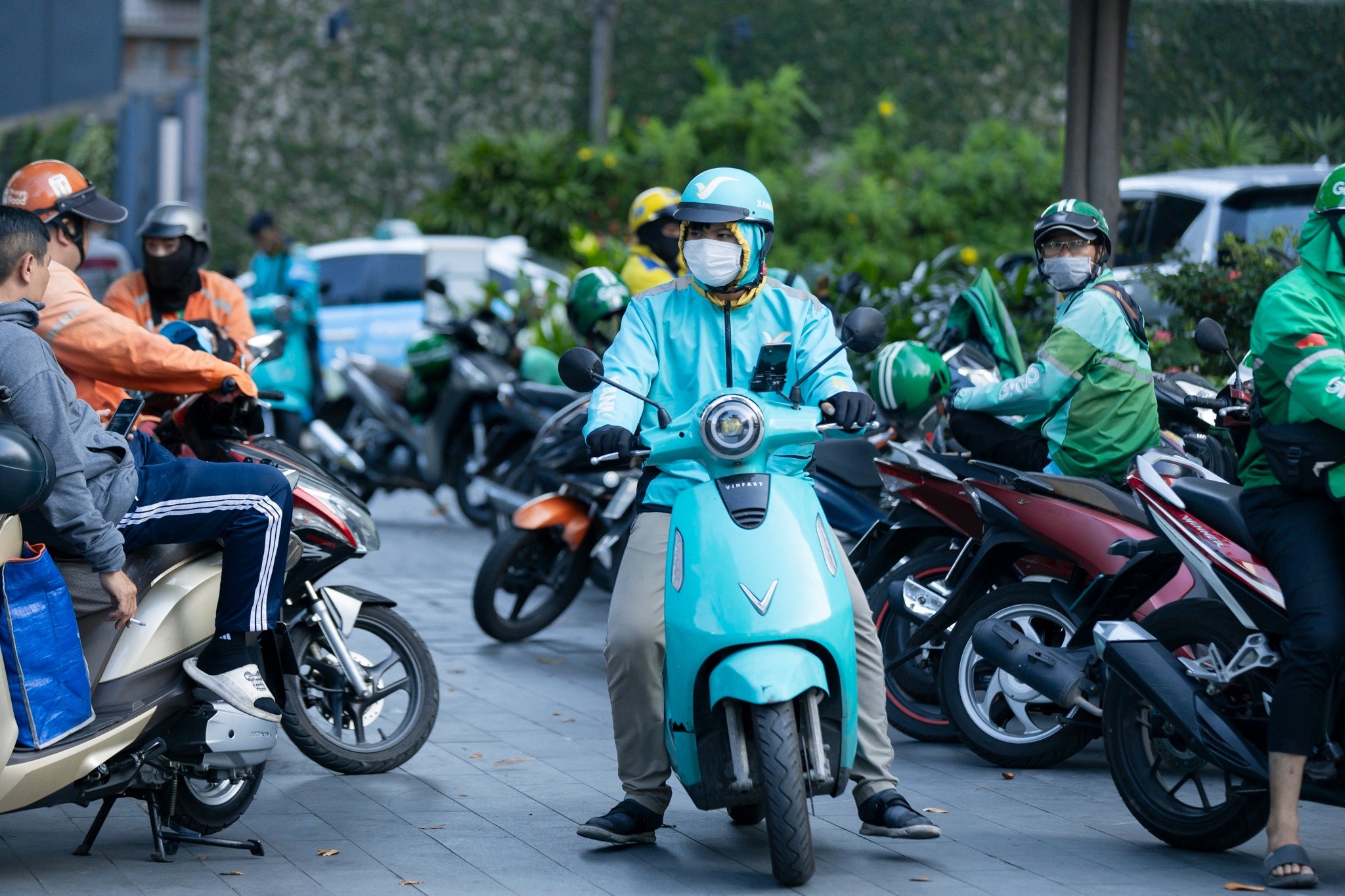 Cam xe may xang chay dich vu tai Ha Noi - Grab, Be se the nao? hinh anh