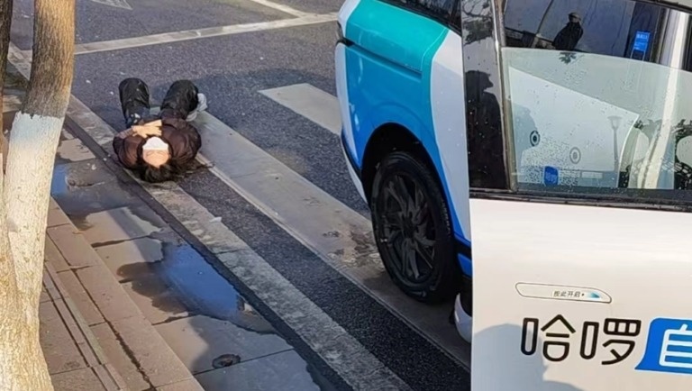 Taxi tu lai gay tai nan nghiem trong o Trung Quoc hinh anh