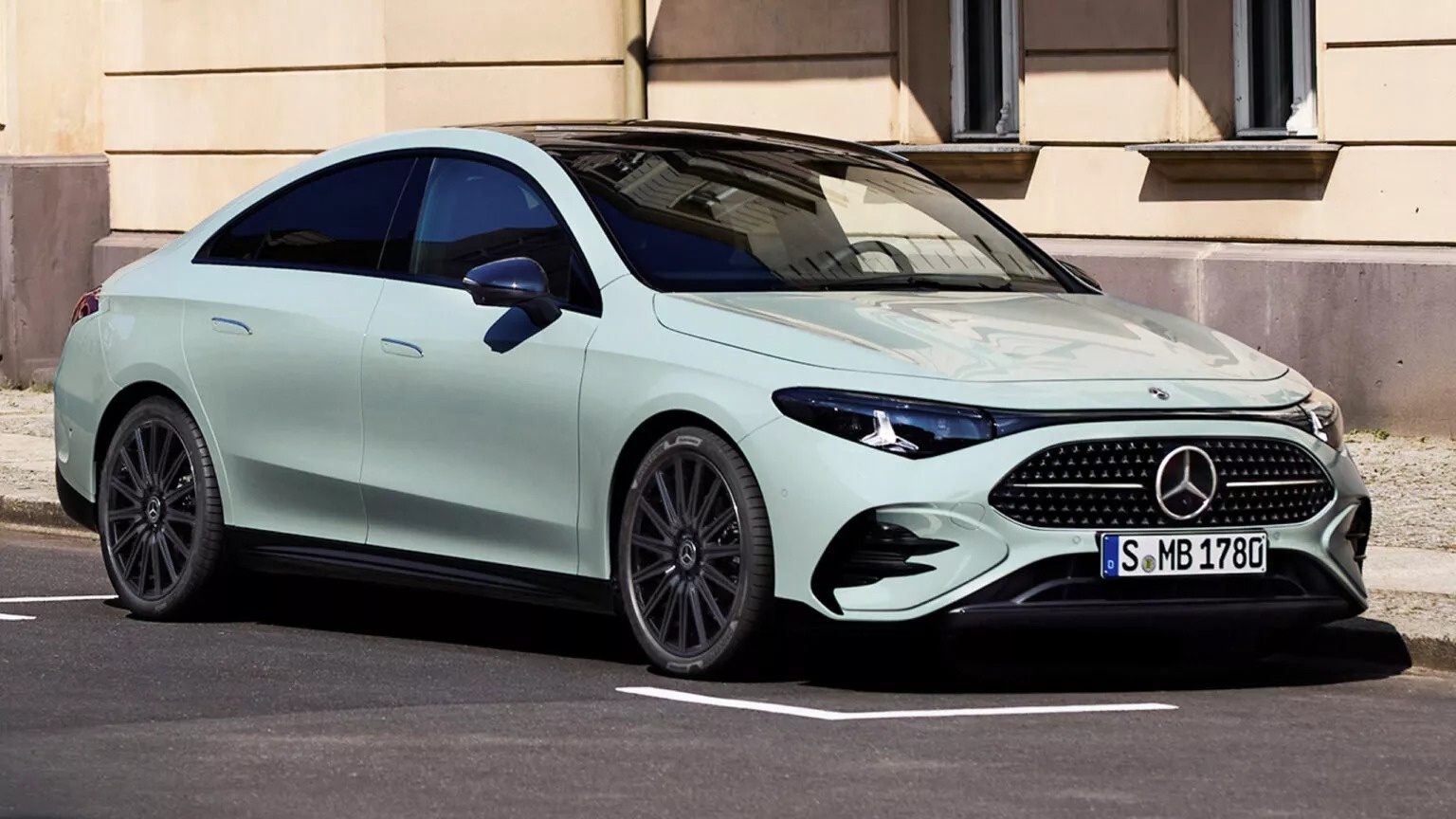 Mercedes-Benz CLA Hybrid moi khong giong xe Duc hinh anh