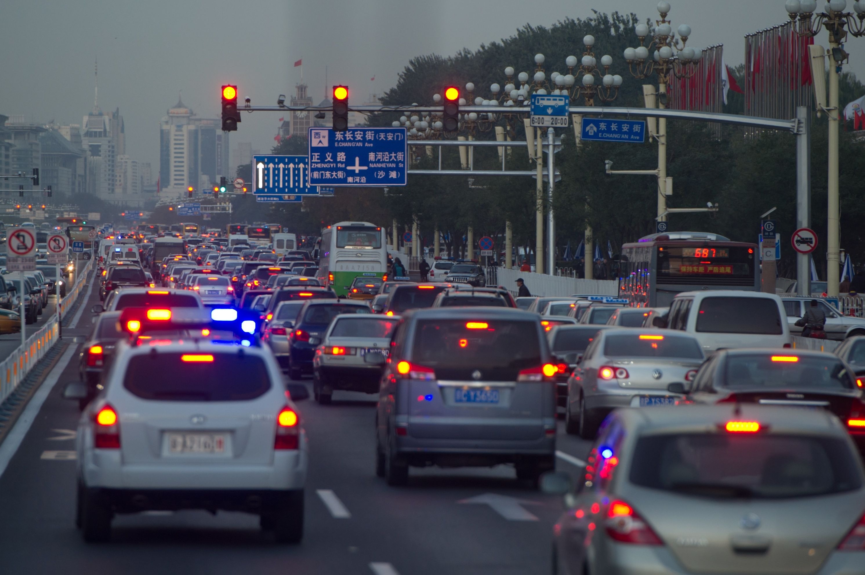 Tren the gioi, lai xe vuot den vang co bi phat khong? hinh anh