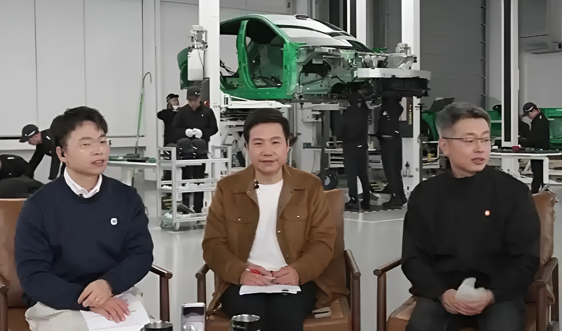 Chieu truyen thong khac la cua Xiaomi, CEO livestream 'mo bung' xe hinh anh