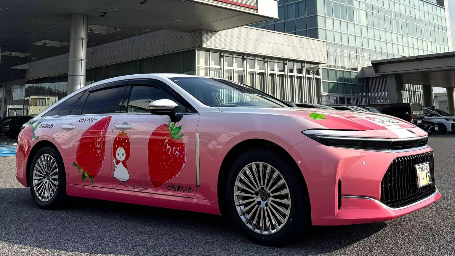 Bi an dang sau chiec Toyota Crown mau hong hinh anh