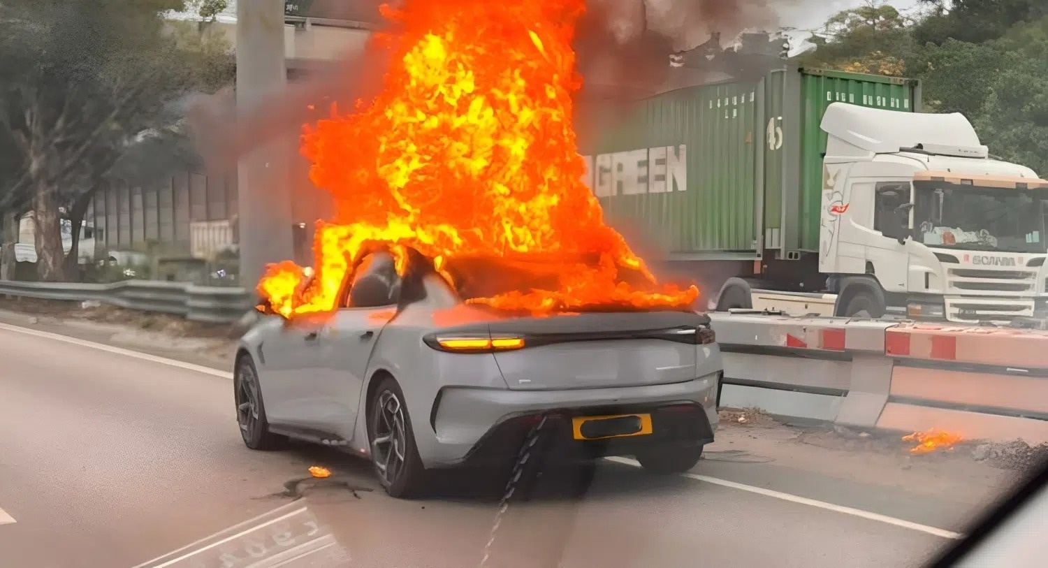 BYD Seal boc chay vi mot vien pin hinh anh