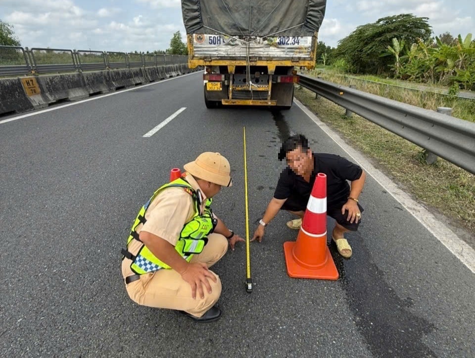 Can than bi phat vi dat canh bao khi dung xe khan cap tren cao toc hinh anh