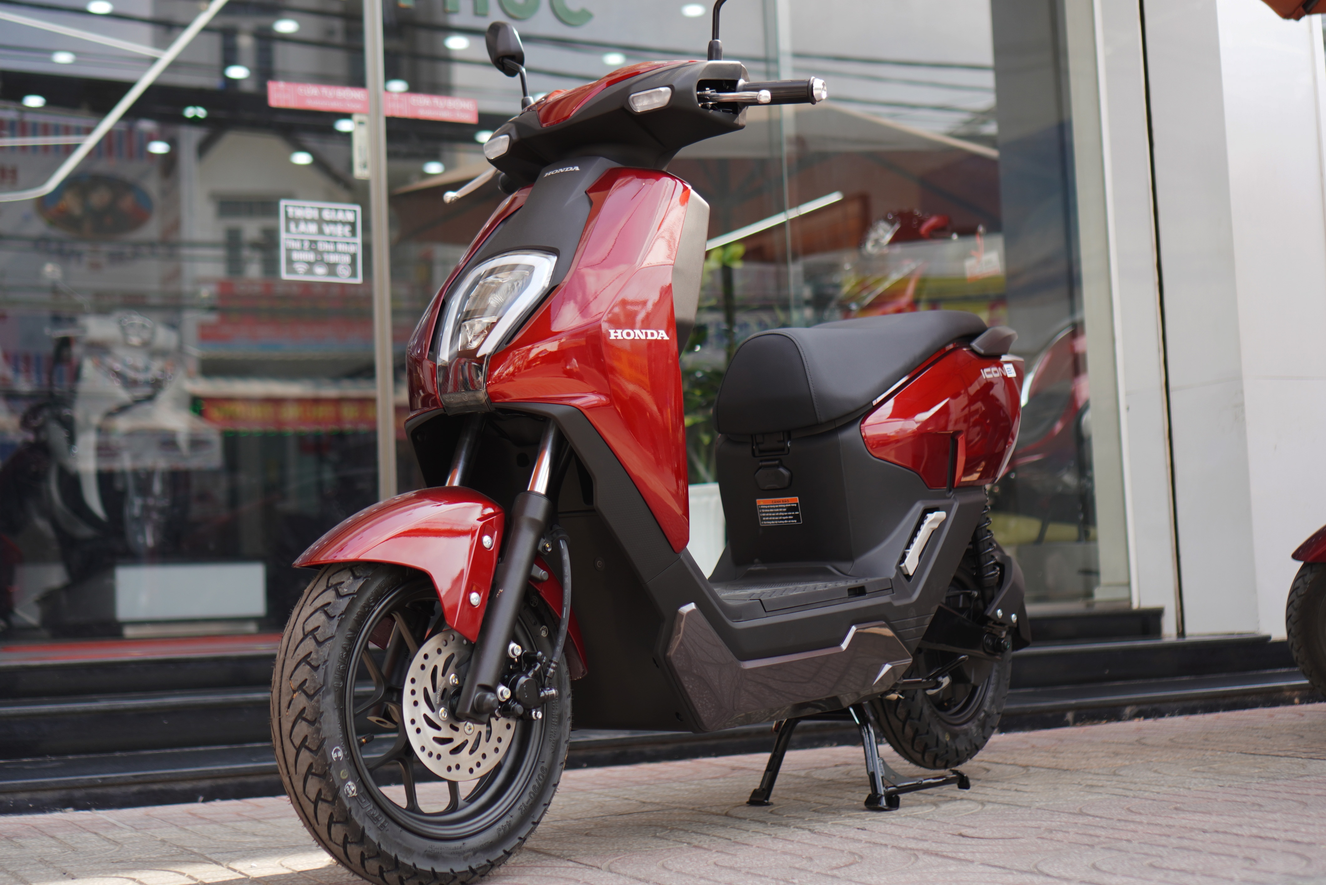 Co hoi nao cho ICON e: - xe may dien gia re cua Honda? hinh anh