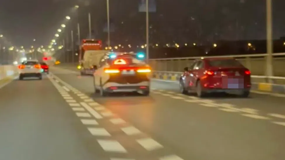 Taxi khong nguoi lai bi loi, hanh khach mac ket suot 2 gio o cao toc hinh anh