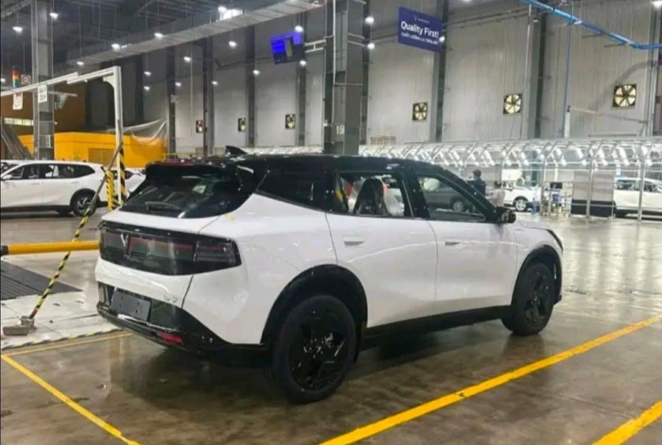 Xe moi cua VinFast lo thiet ke, VF 7 hay VF e34? hinh anh