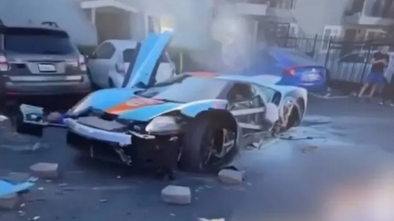 Sieu xe Ford GT 2,5 trieu USD 'vo vun' vi tai nan hinh anh