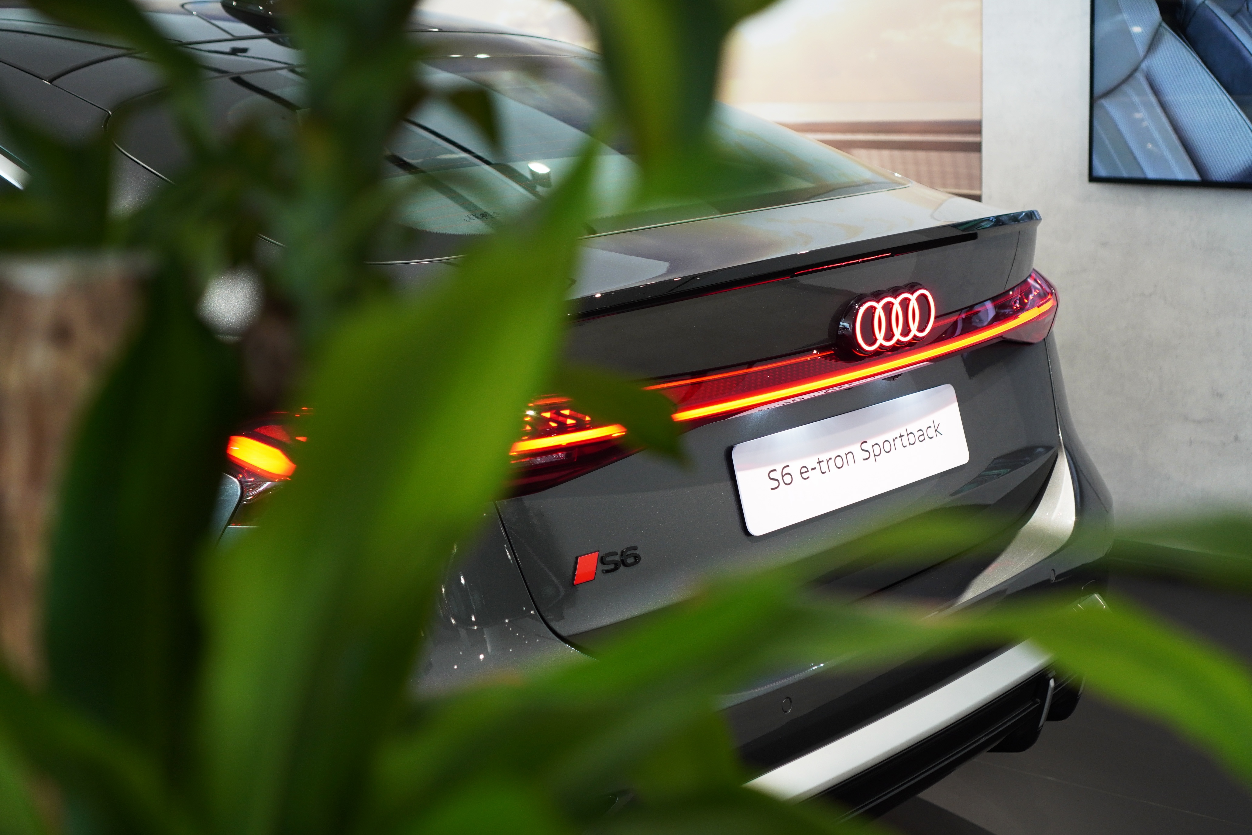 Can canh Audi S6 e-tron tai Viet Nam, sedan the thao gia gan 4,2 ty hinh anh