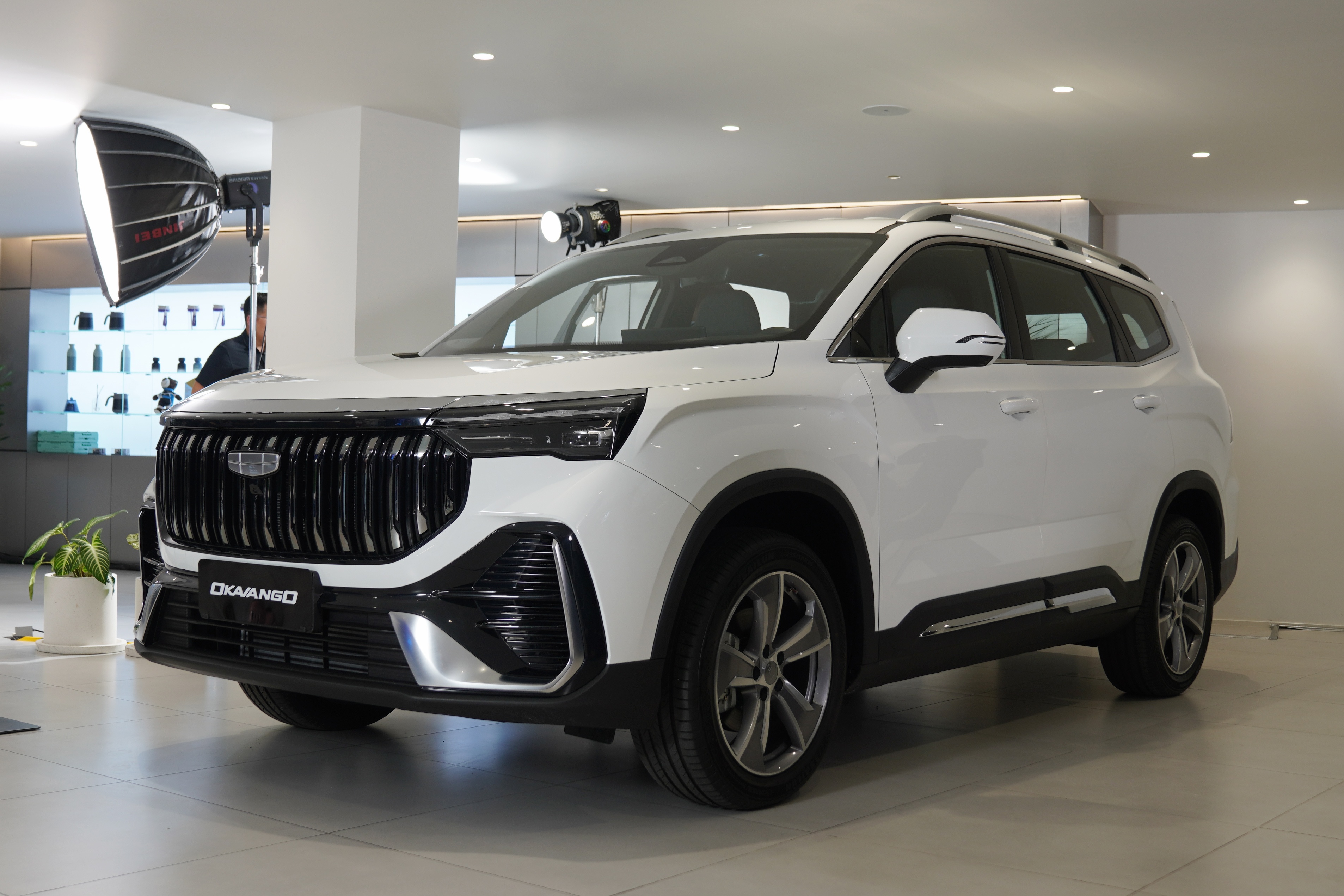 Can canh Geely Okavango - SUV 7 cho gia tu 739 trieu dong moi ra mat hinh anh
