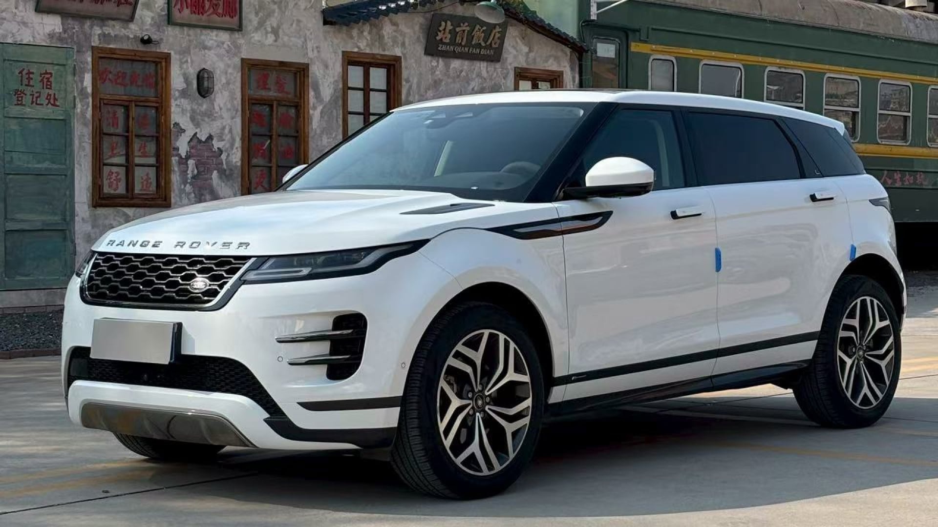 Range Rover Evoque L giam sau cho ngay khai tu tai Trung Quoc hinh anh